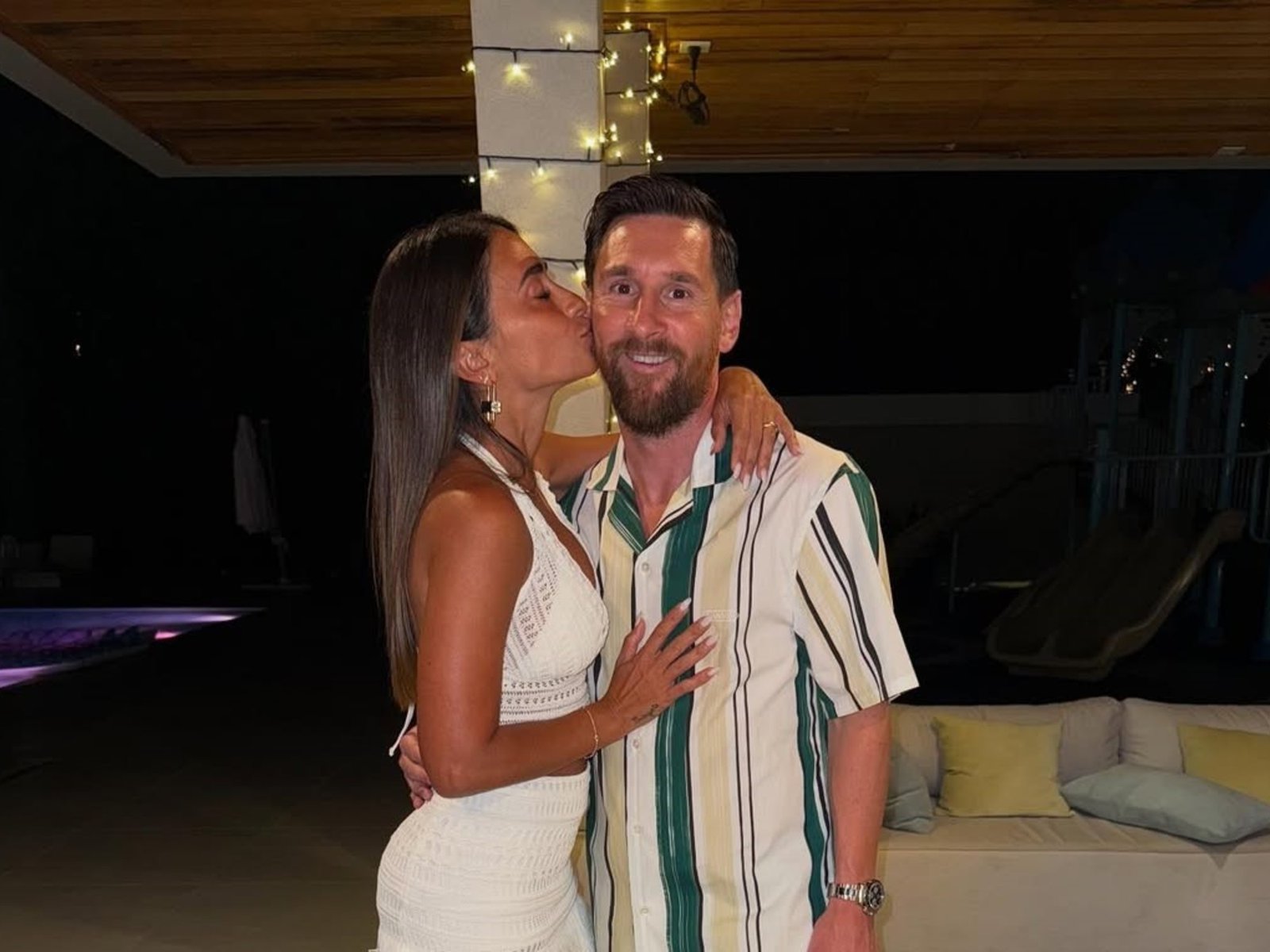 beso de Antonela Roccuzzo y estreno de la jarra especial que le regalaron en Navidad