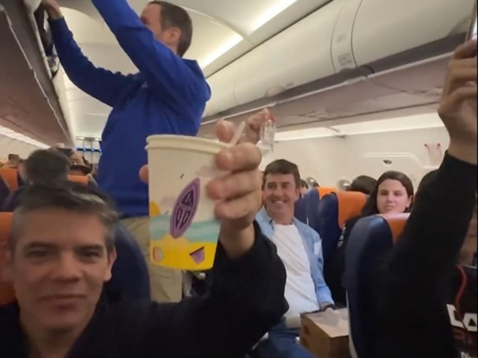 brindis en vasos de papel a 10.000 metros de altura sobre el Mar Rojo