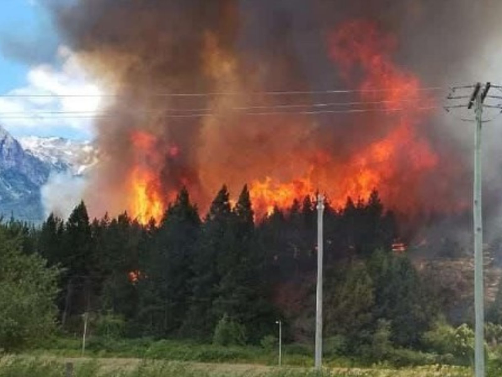 casas quemadas, evacuados y un factor que complica
