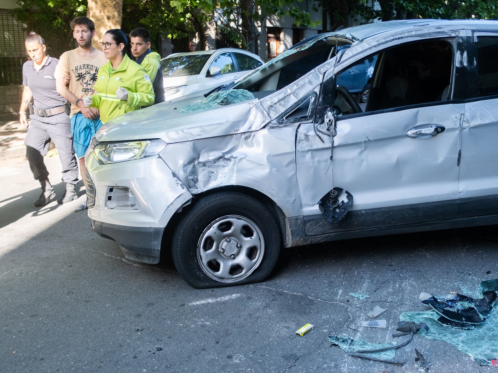 chocó a tres vehículos, se quedó dormido dos horas y terminó peleando con policías y vecinos