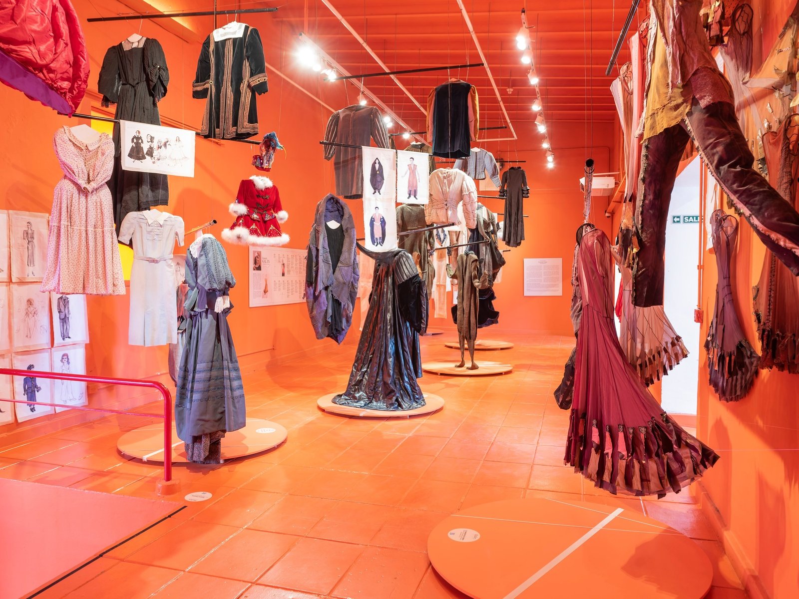 cinco décadas de vestuario y escenografía en una muestra