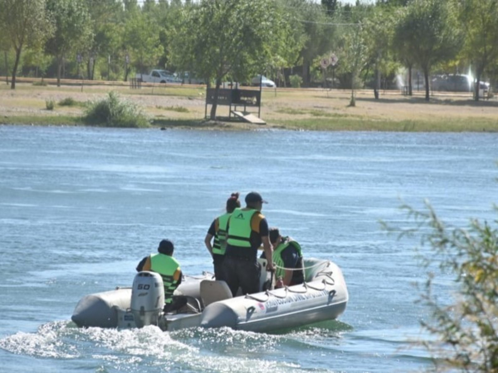 desesperada búsqueda de una nena de 10 años que desapareció mientras se bañaba en el río Limay