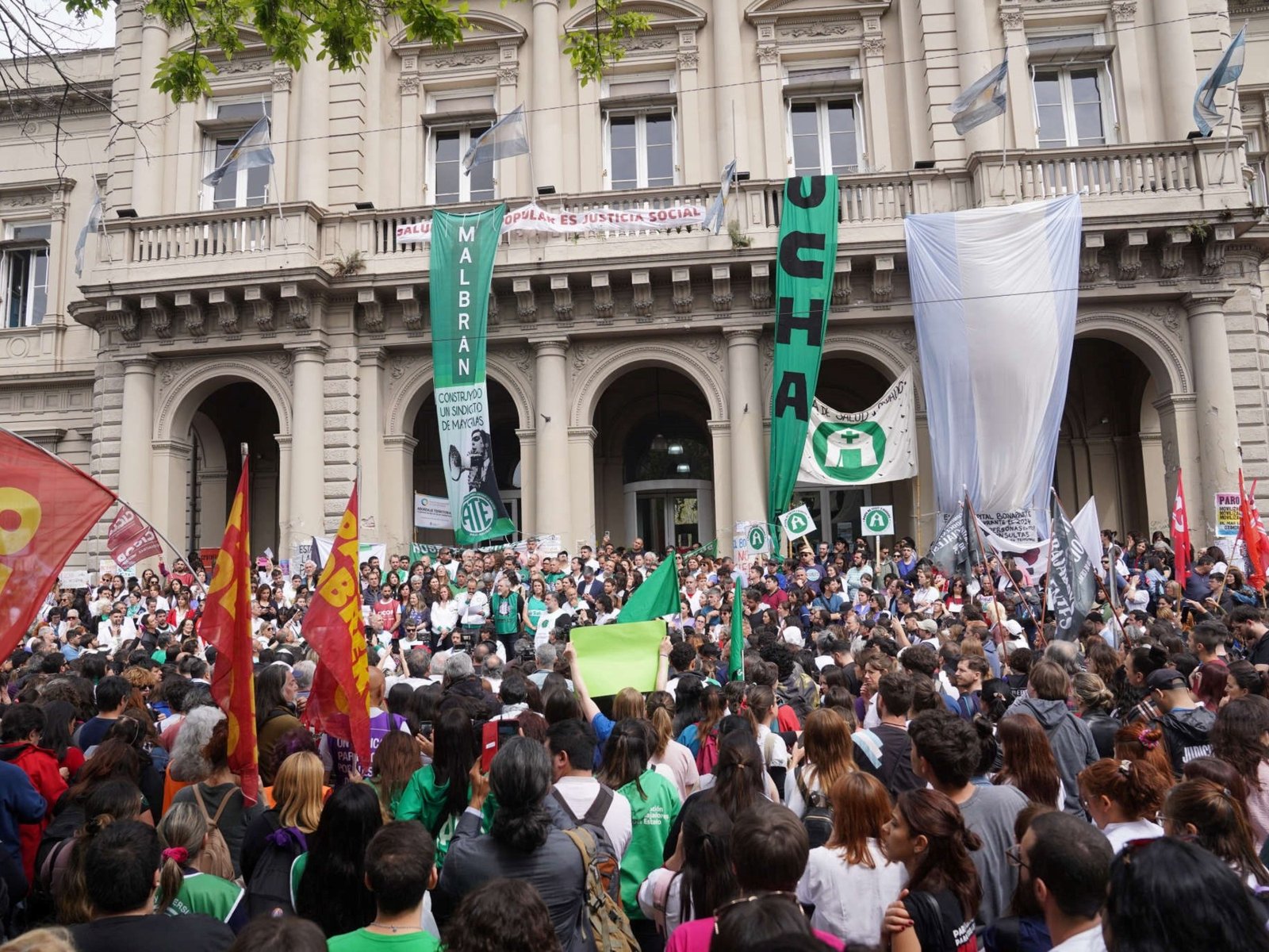 dicen que hubo un “crecimiento desmedido del personal” y un “mal manejo de los fondos”