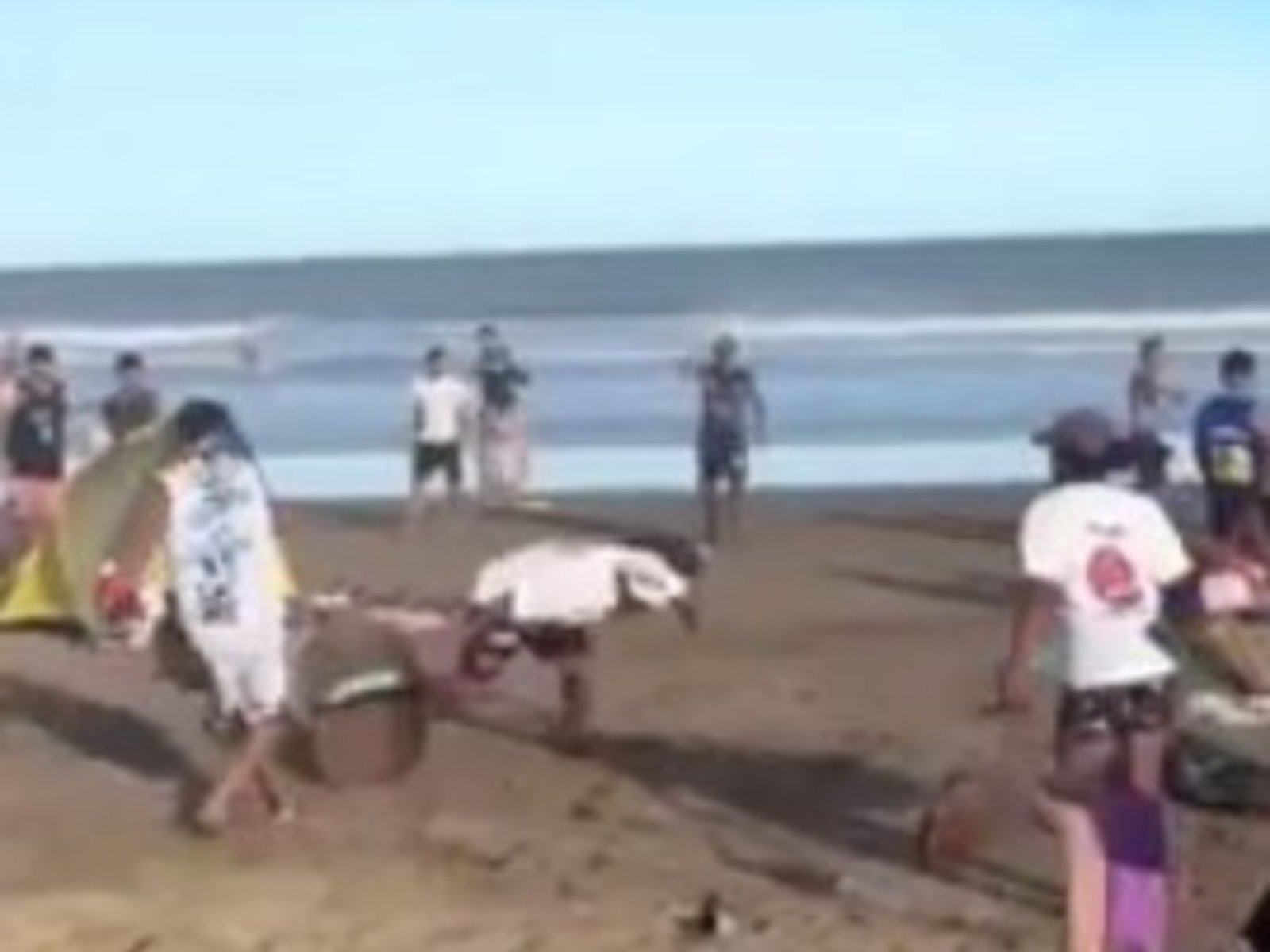 dos vendedores ambulantes de churros se pelearon en la playa en medio de los turistas