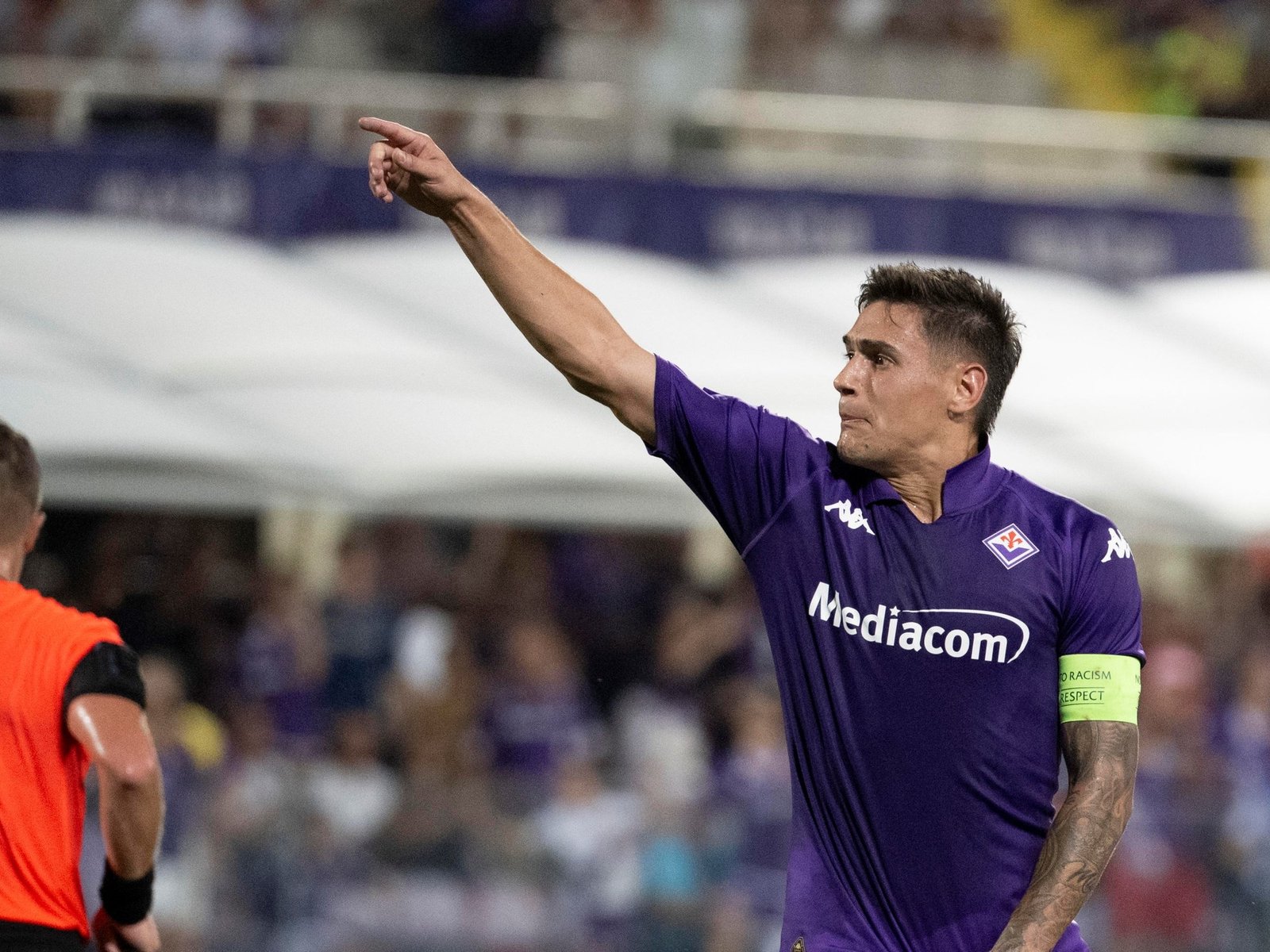 en qué condiciones llega el central que se despidió de Fiorentina ante una multitud