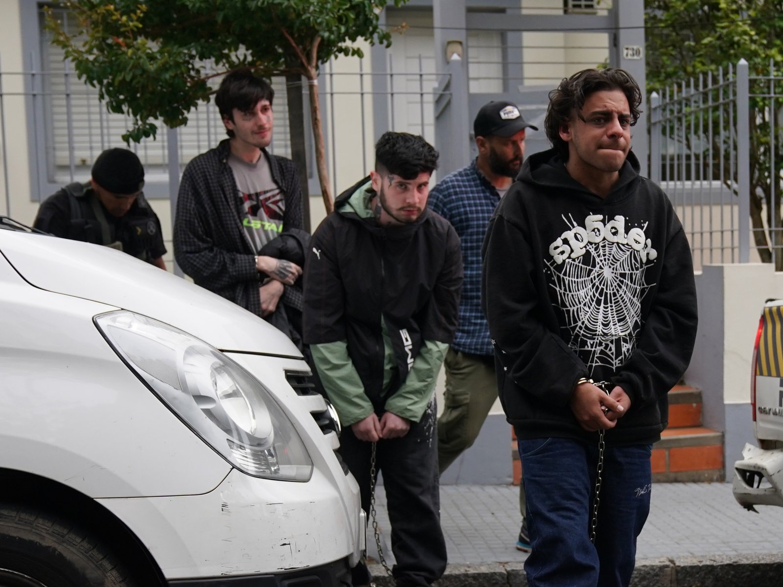 en redes ostentan lujo y dólares