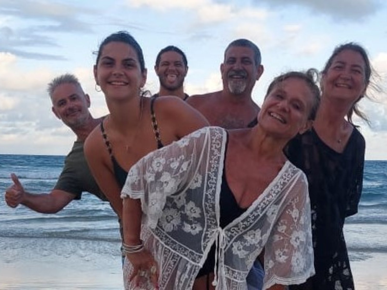 fueron de vacaciones a un edificio de lujo y casi se ahogan en la cochera por salvar los autos