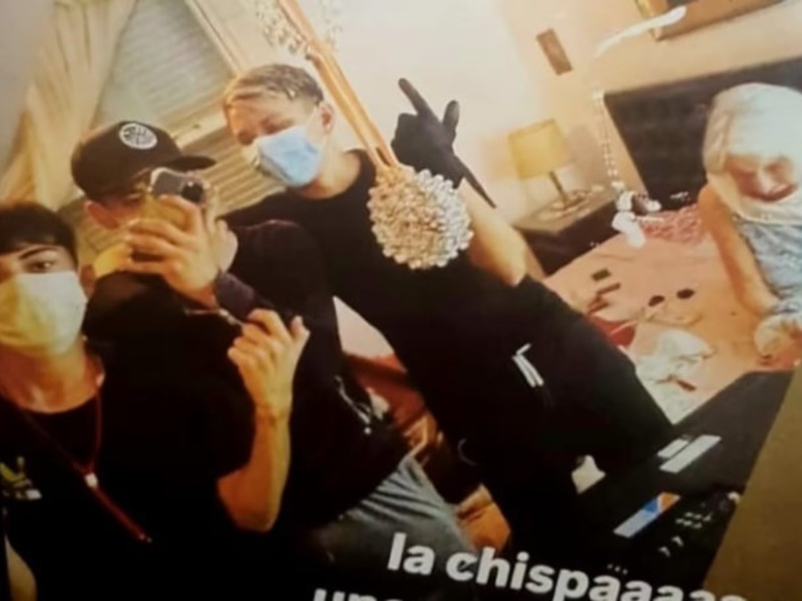 la ataron en la cama y se sacaron una selfie