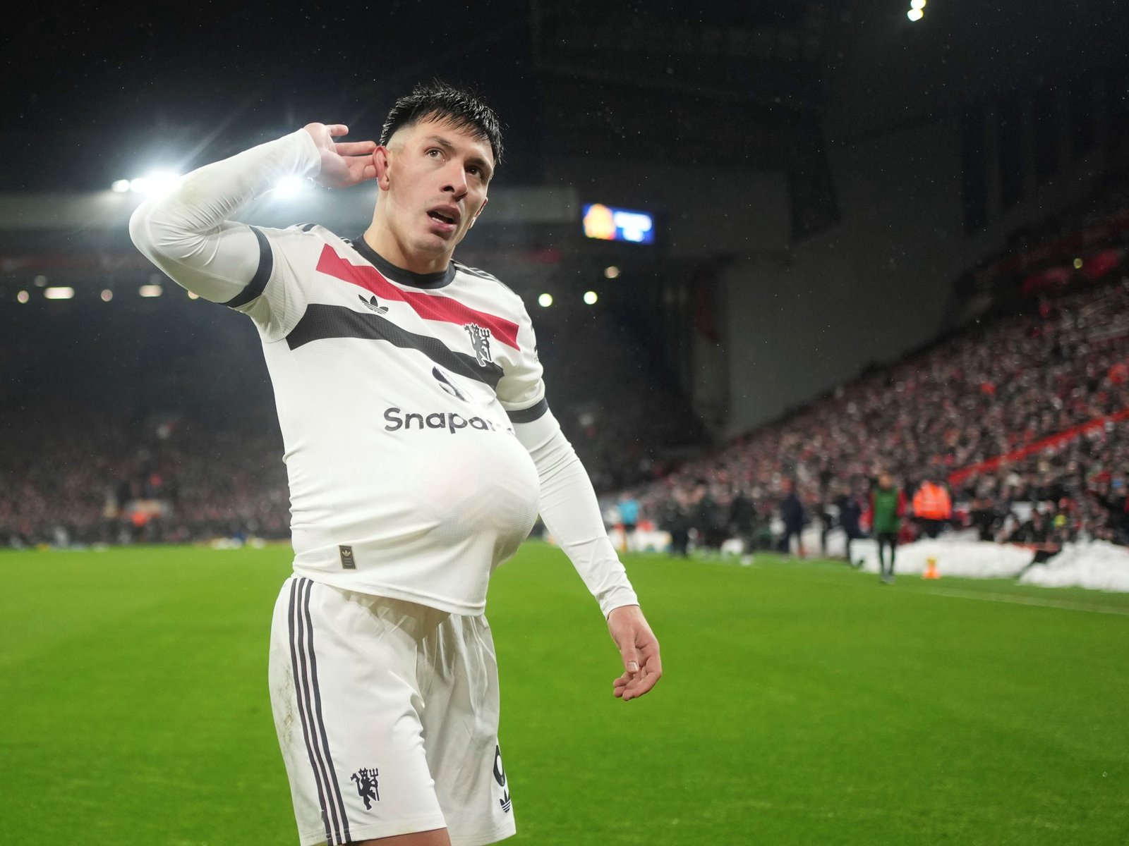 la historia de amor detrás del festejo de Lisandro Martínez para Muri López y su primera hija en Manchester