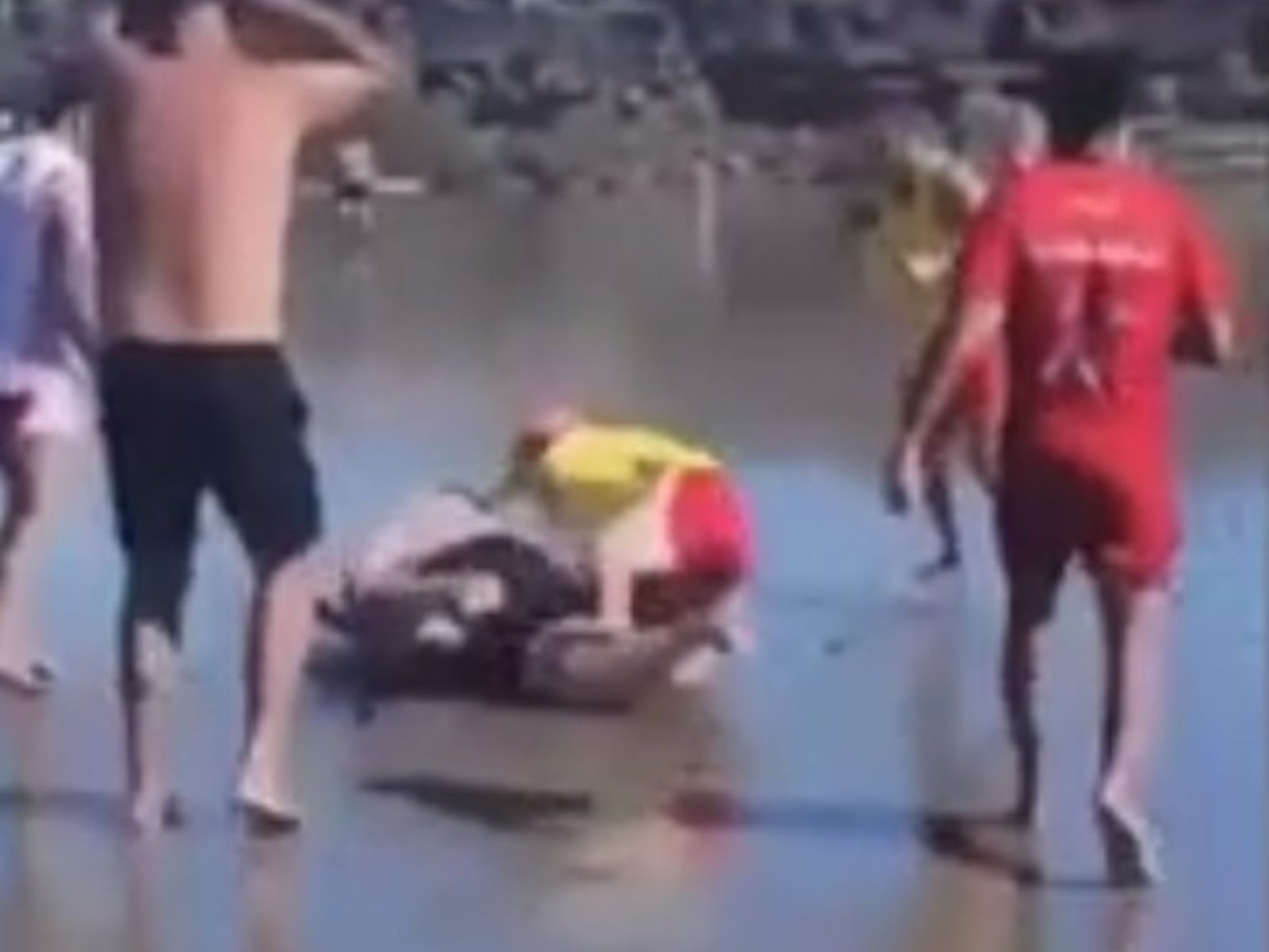 la insólita pelea entre guardavidas y un turista en una playa de Chubut