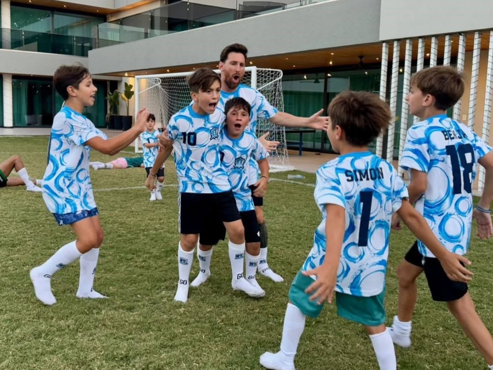la tierna foto con sus hijos celebrando el triunfo de Delfines contra Lagartos en el desafío familiar