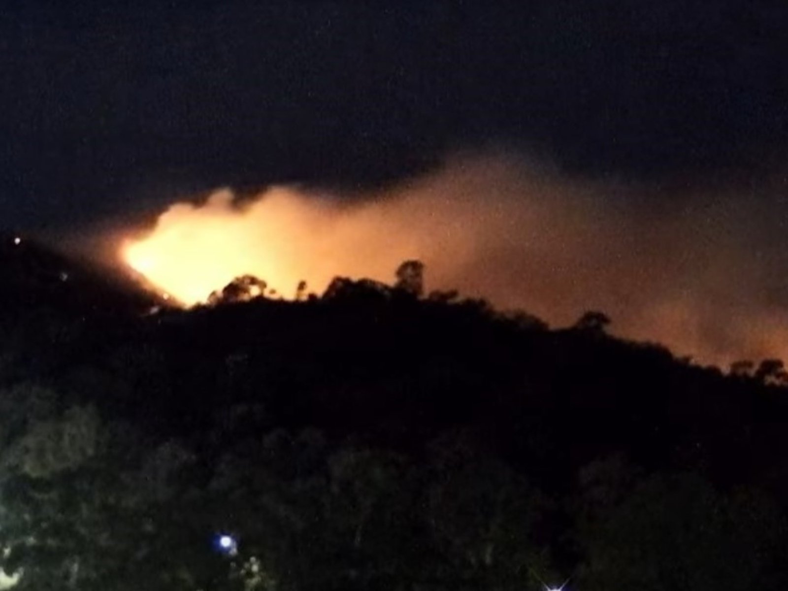 las condiciones del terreno y el clima complican el combate del fuego