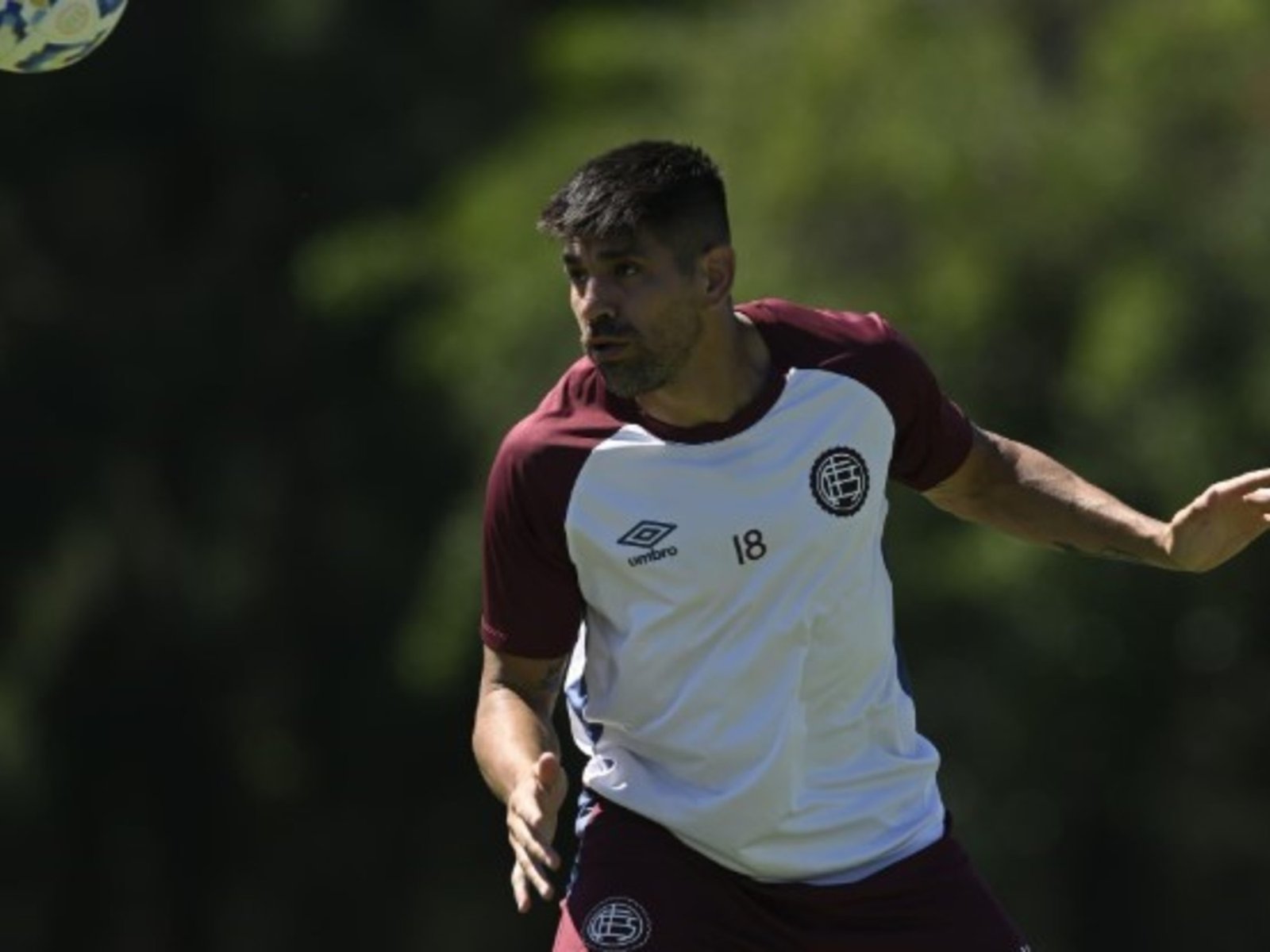 le pegó a un juvenil en el piso y mandó al hospital a quien lo defendió