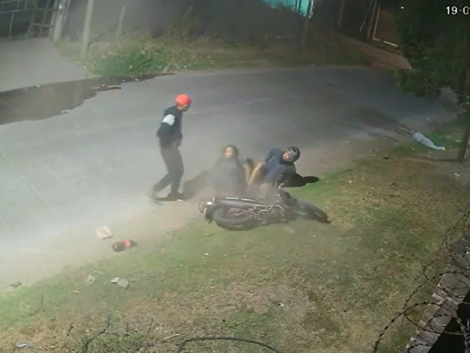 le quisieron robar, se cayó de la moto con su hija y mató a un ladrón de 18 años