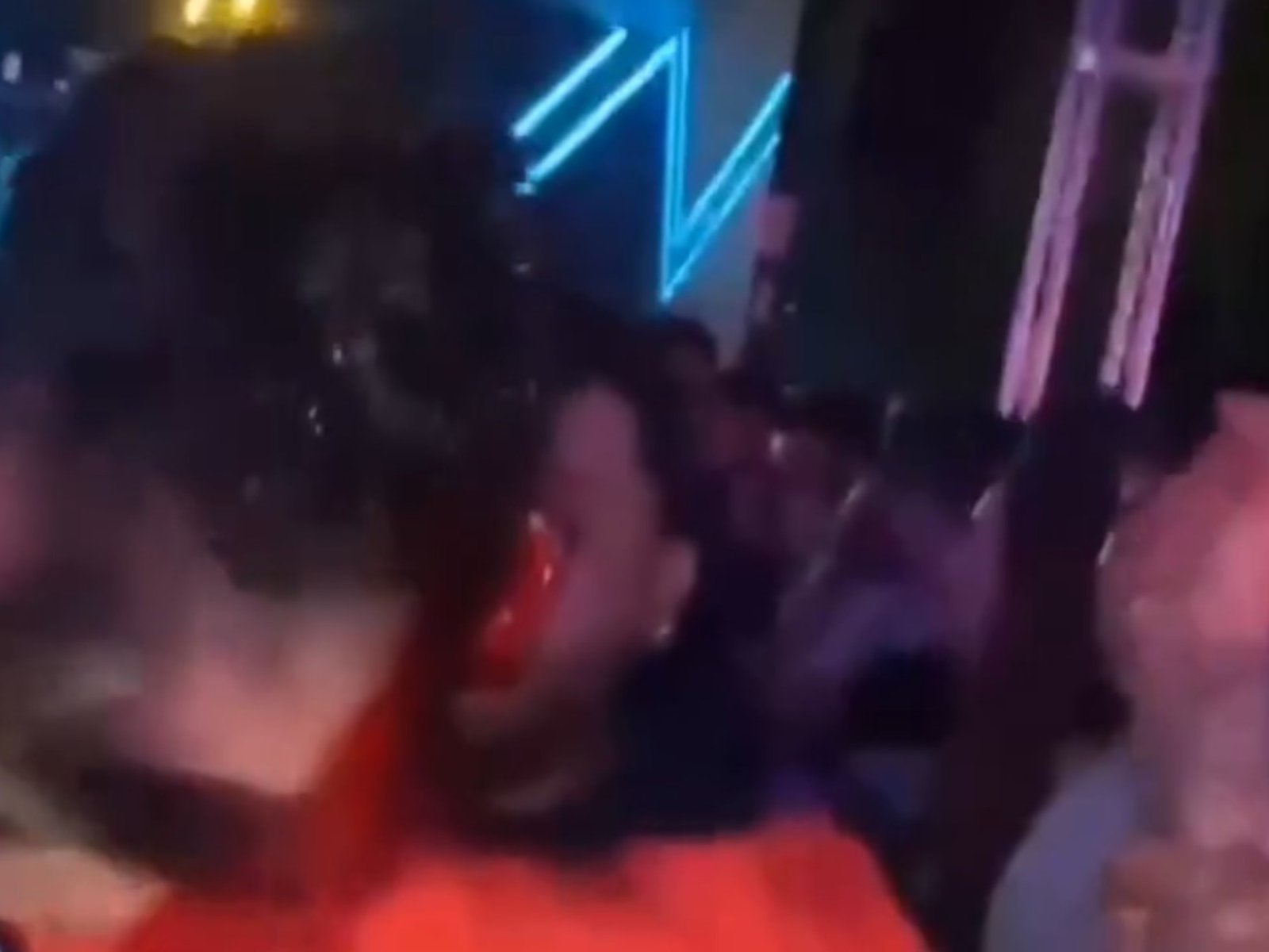 le rompieron una botella en la cabeza