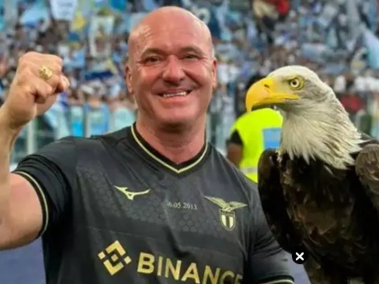 mostró una prótesis peneana y dijo admirar a Benito Mussolini