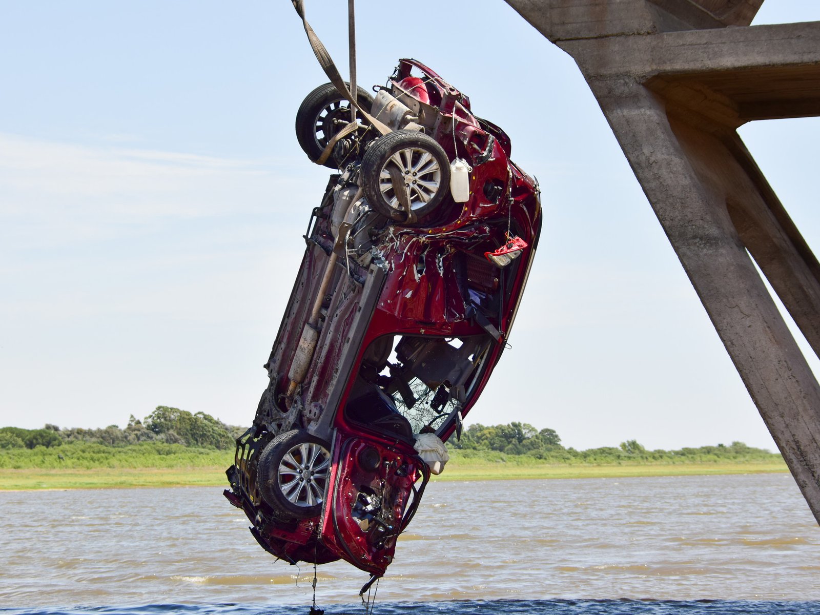 murió un jubilado tras despistar en un puente y caer al fondo de un dique