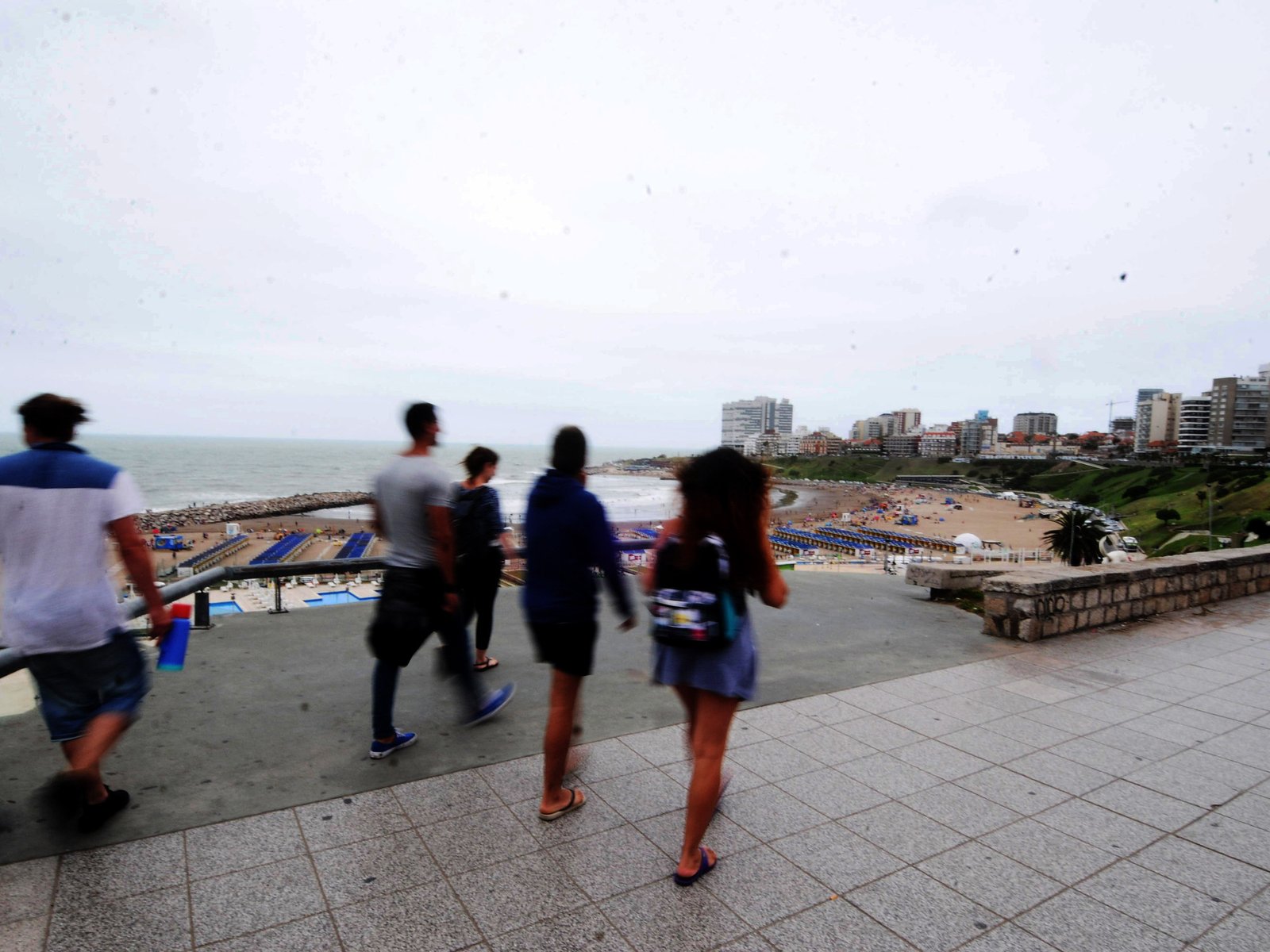 murió un turista de 22 años que jugaba a hacer equilibrio al borde de una pendiente de 15 metros
