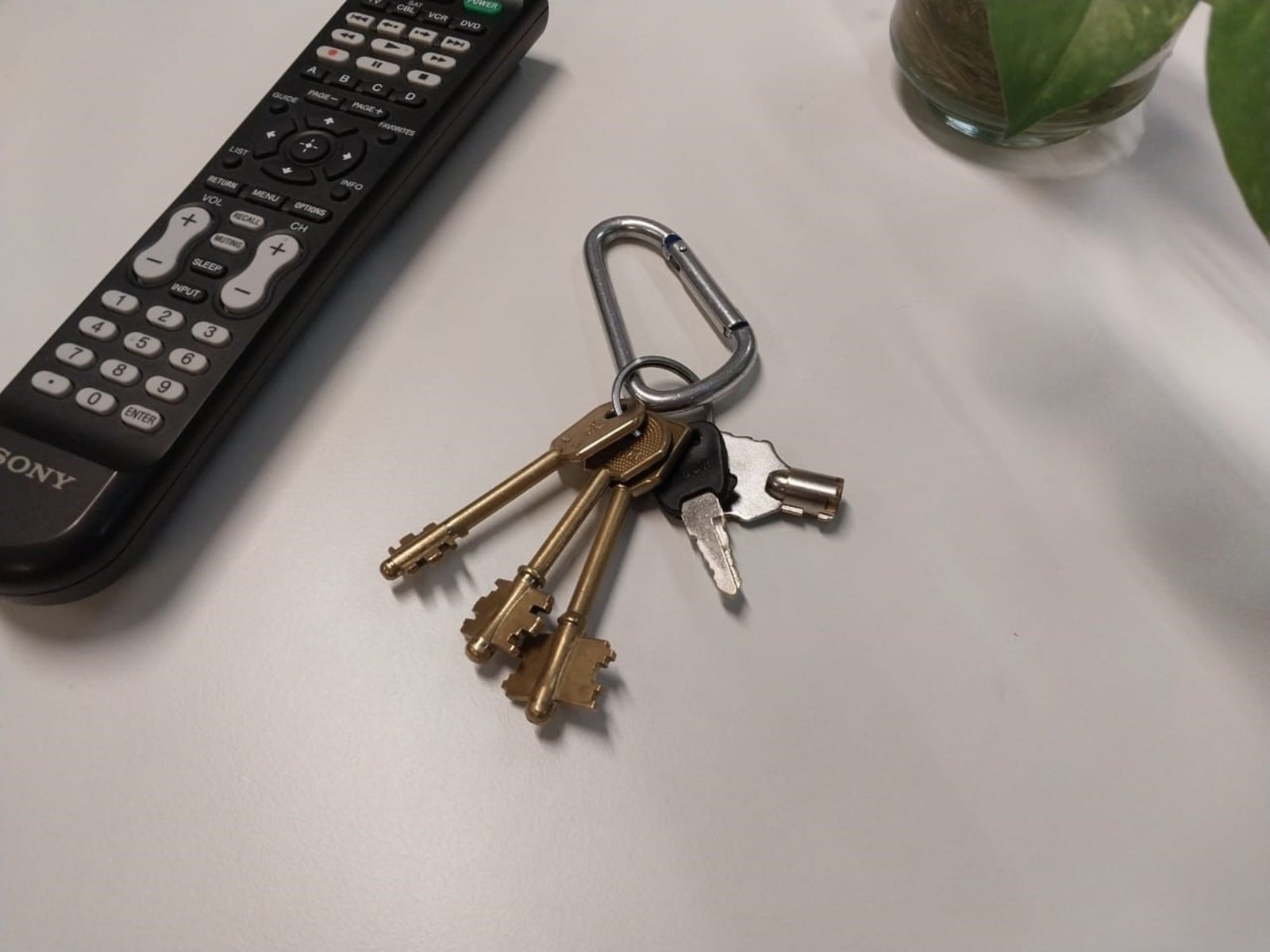 no encontraban un juego de llaves y lo tenían ladrones que los asaltaron y torturaron