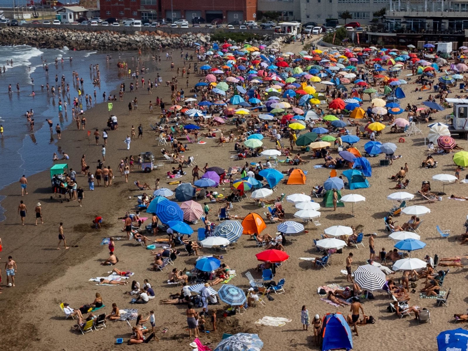 pleno sol y 30 grados para el mejor día de playa en lo que va de enero