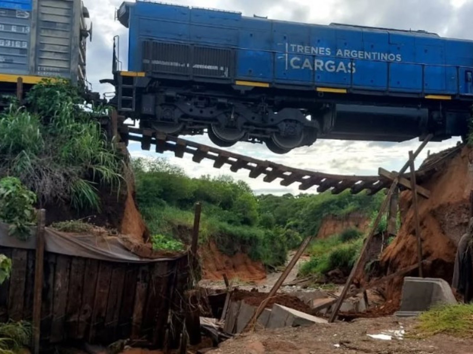 se derrumbó un puente en Salta y un tren de carga quedó suspendido en el aire