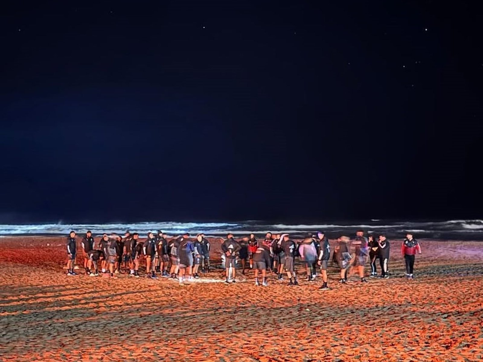 se entrenó en “modo militar” de madrugada y en el patio de un boliche en Pinamar