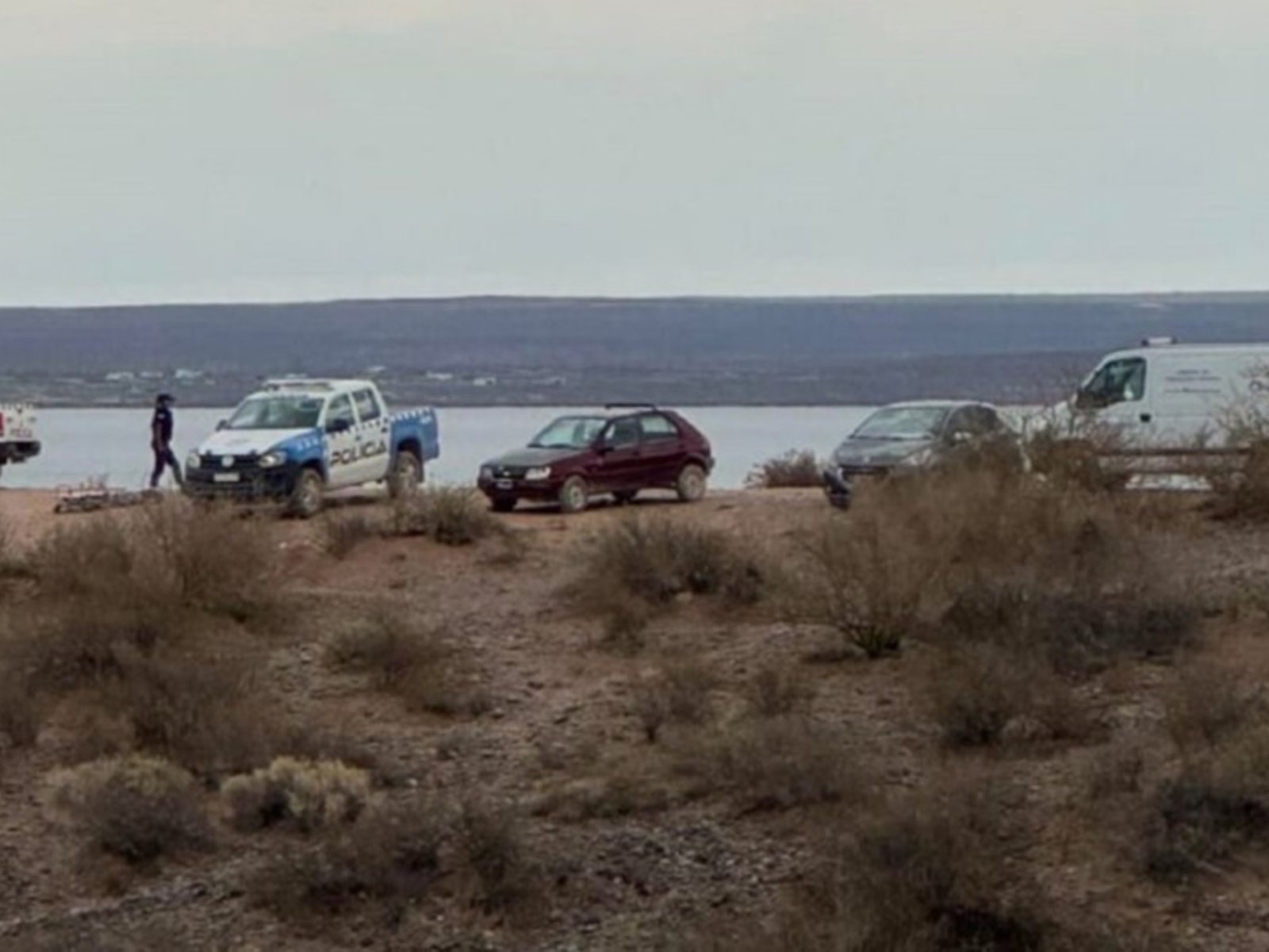 se metió con una tabla de surf que se le dio vuelta, cayó al agua y no sabía nadar