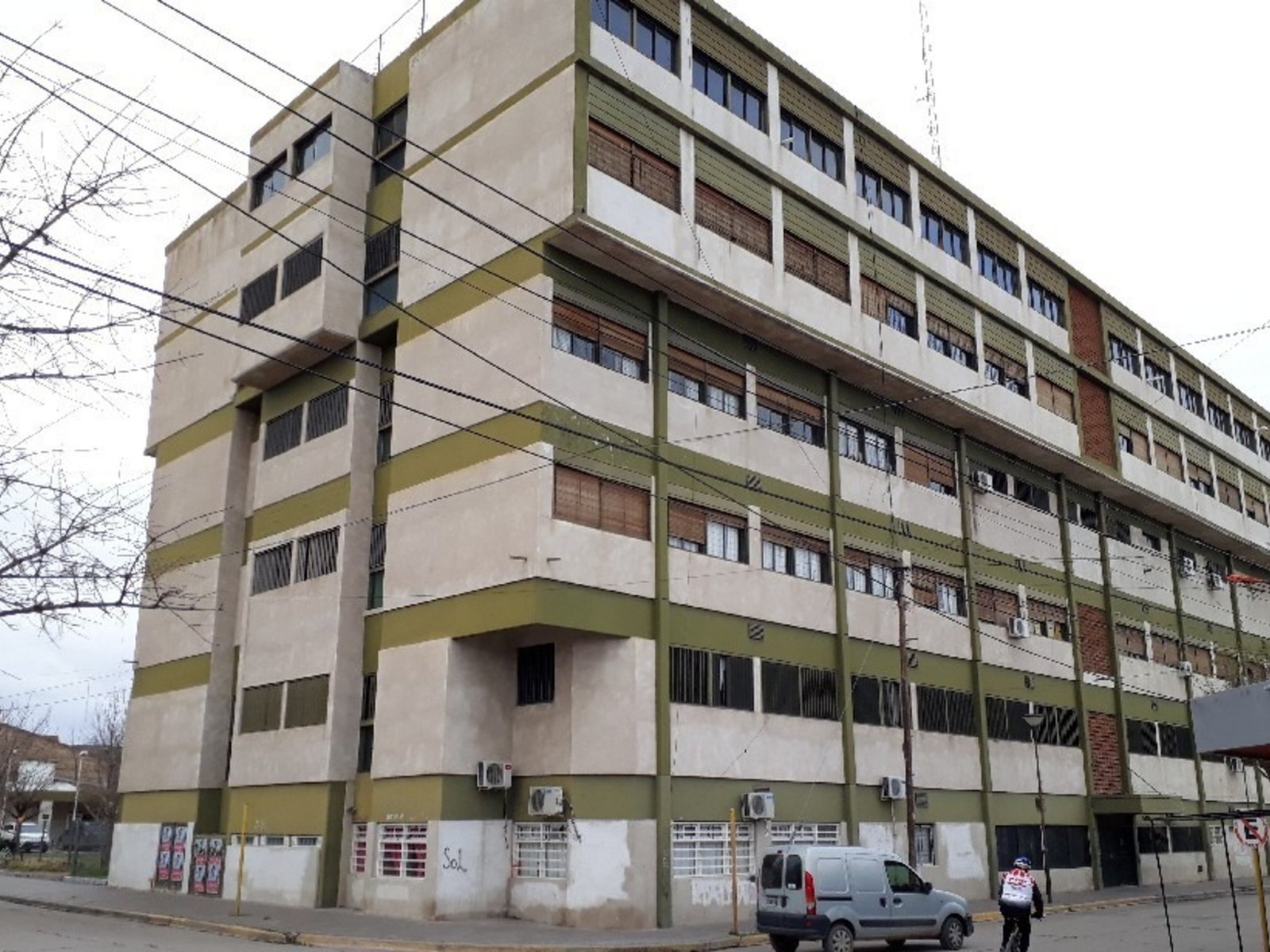 un cirujano plástico usó la única sala de operaciones en un hospital público para hacerle una lipo a su esposa