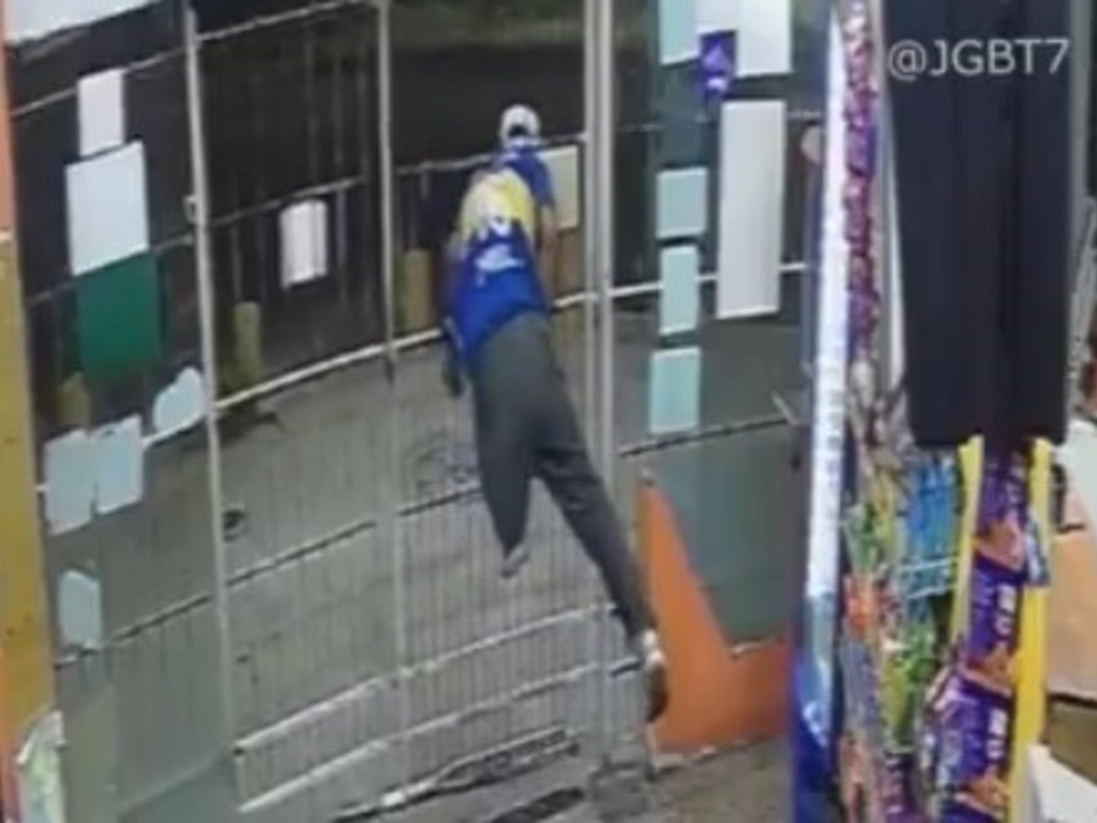 un ladrón con una pierna amputada trepó la reja de un kiosco y en menos de un minuto escapó con plata y un celular