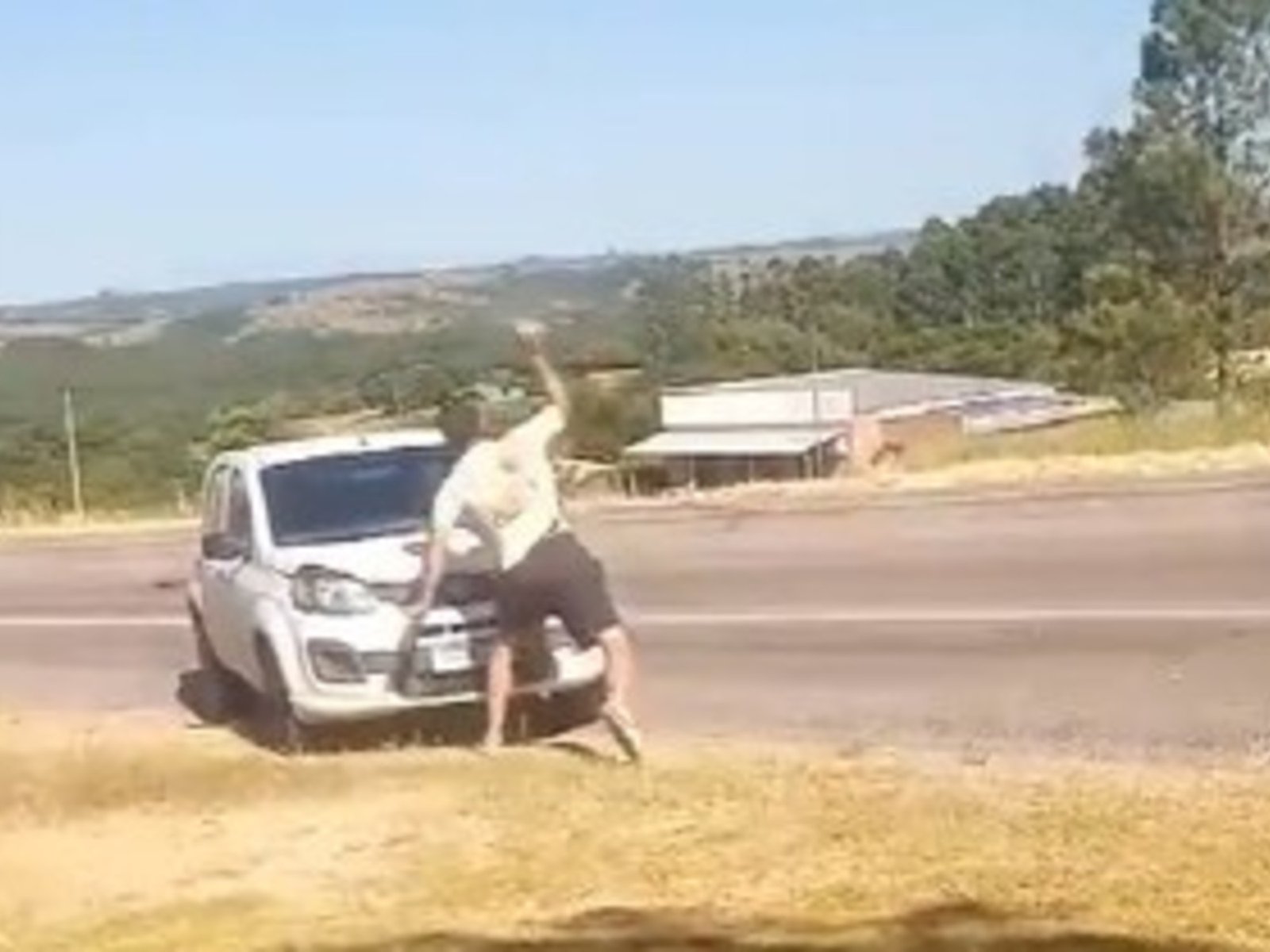 un turista argentino en Brasil atacó a un auto a piedrazos tras un choque, huyó y lo detuvieron