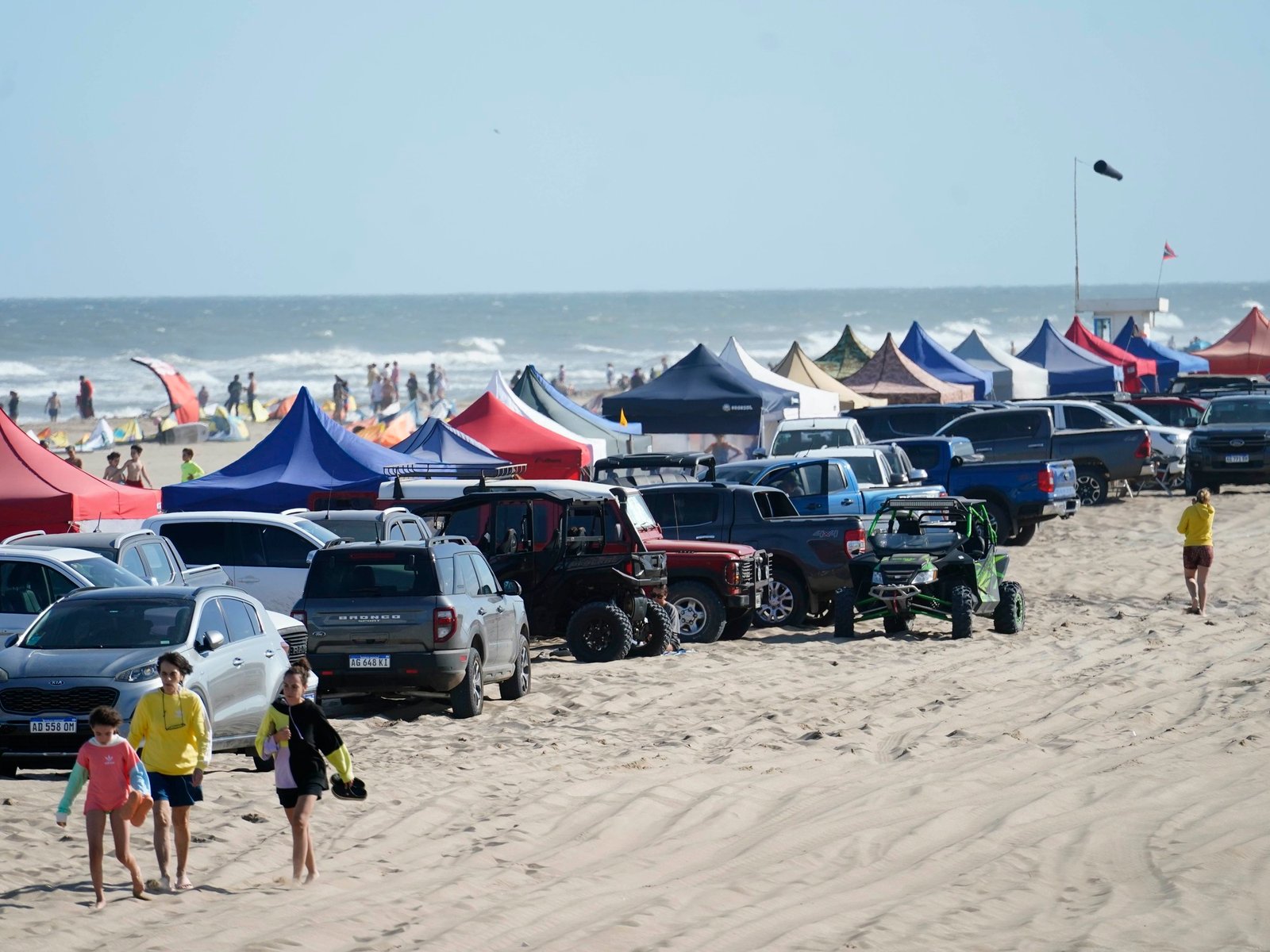 una joven atropelló con un cuatriciclo a un nene de 8 años en la playa y se escapó