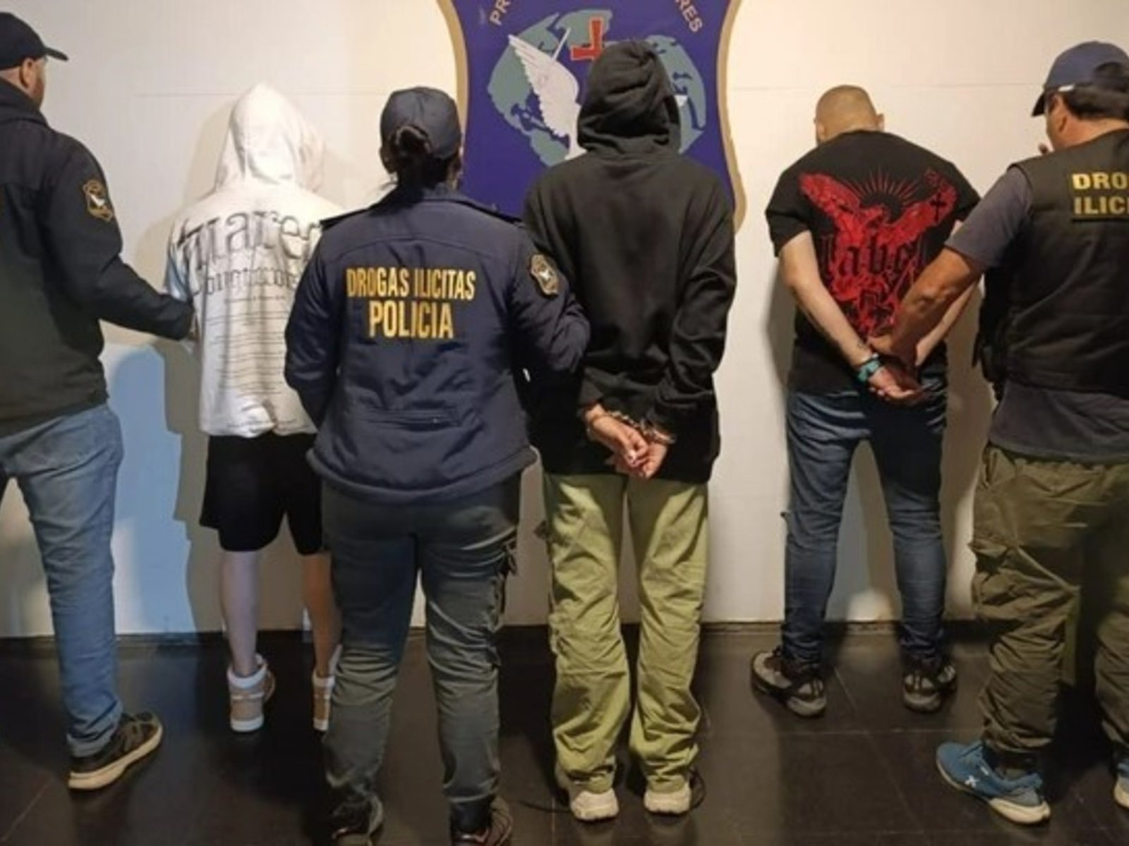 una policía y un empleado judicial cayeron al intentar entrar gran cantidad de drogas sintéticas a una fiesta electrónica