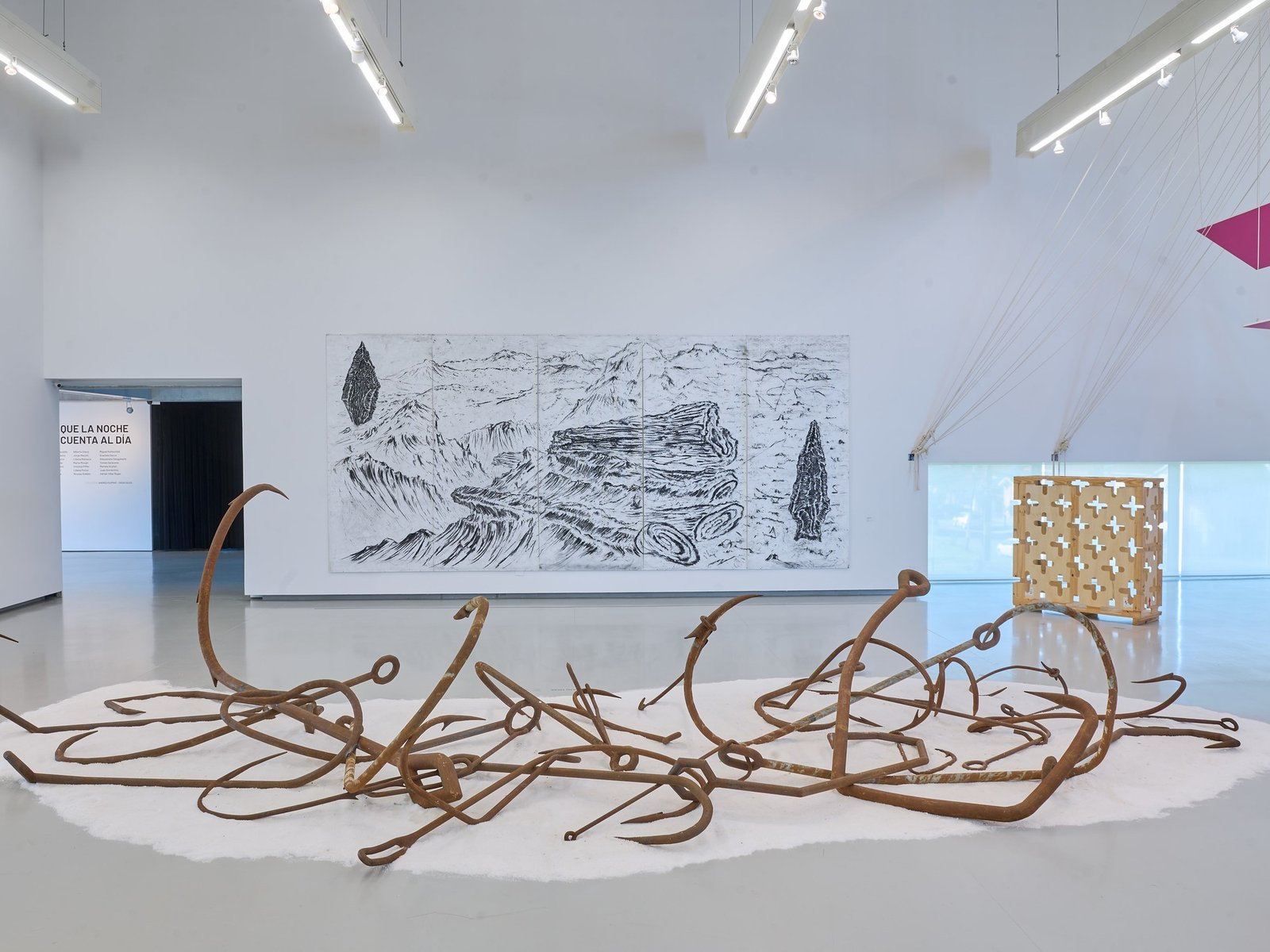 22 artistas y 50 años de arte argentino en ‘Lo que la noche le cuenta al día’, ahora en Mardel