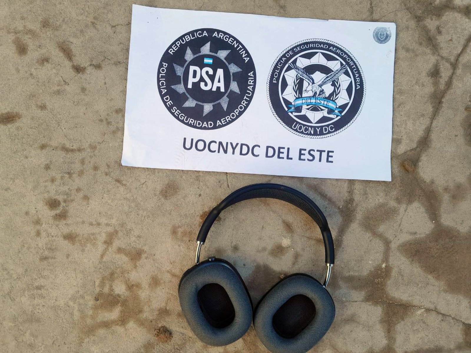 Dejó los AirPods en el avión, los rastreó por GPS y se los había llevado una empleada de limpieza: la despidieron