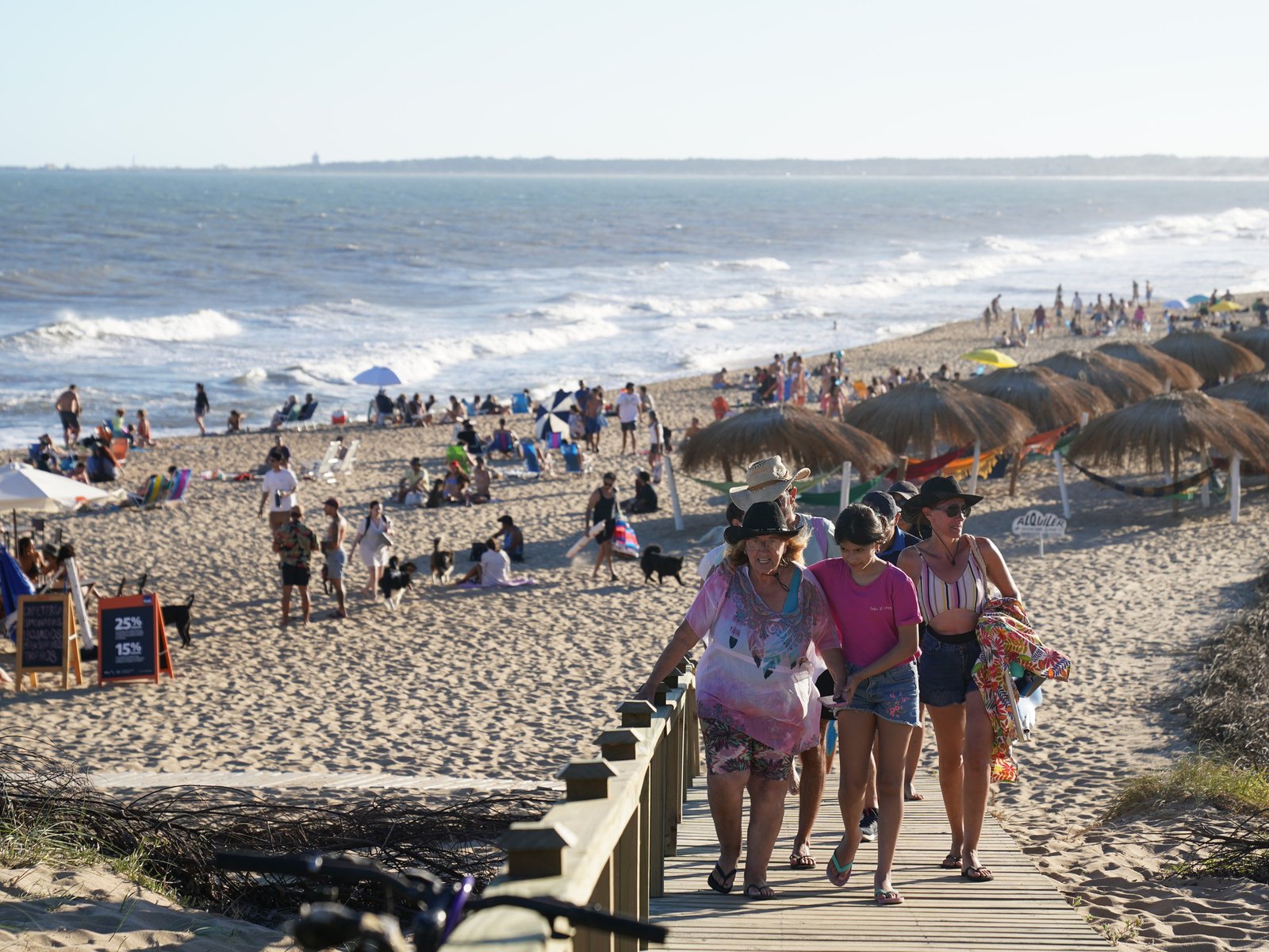 El destino uruguayo a dos horas de Punta del Este que eligen los argentinos y que es más barato que en la Costa Atlántica