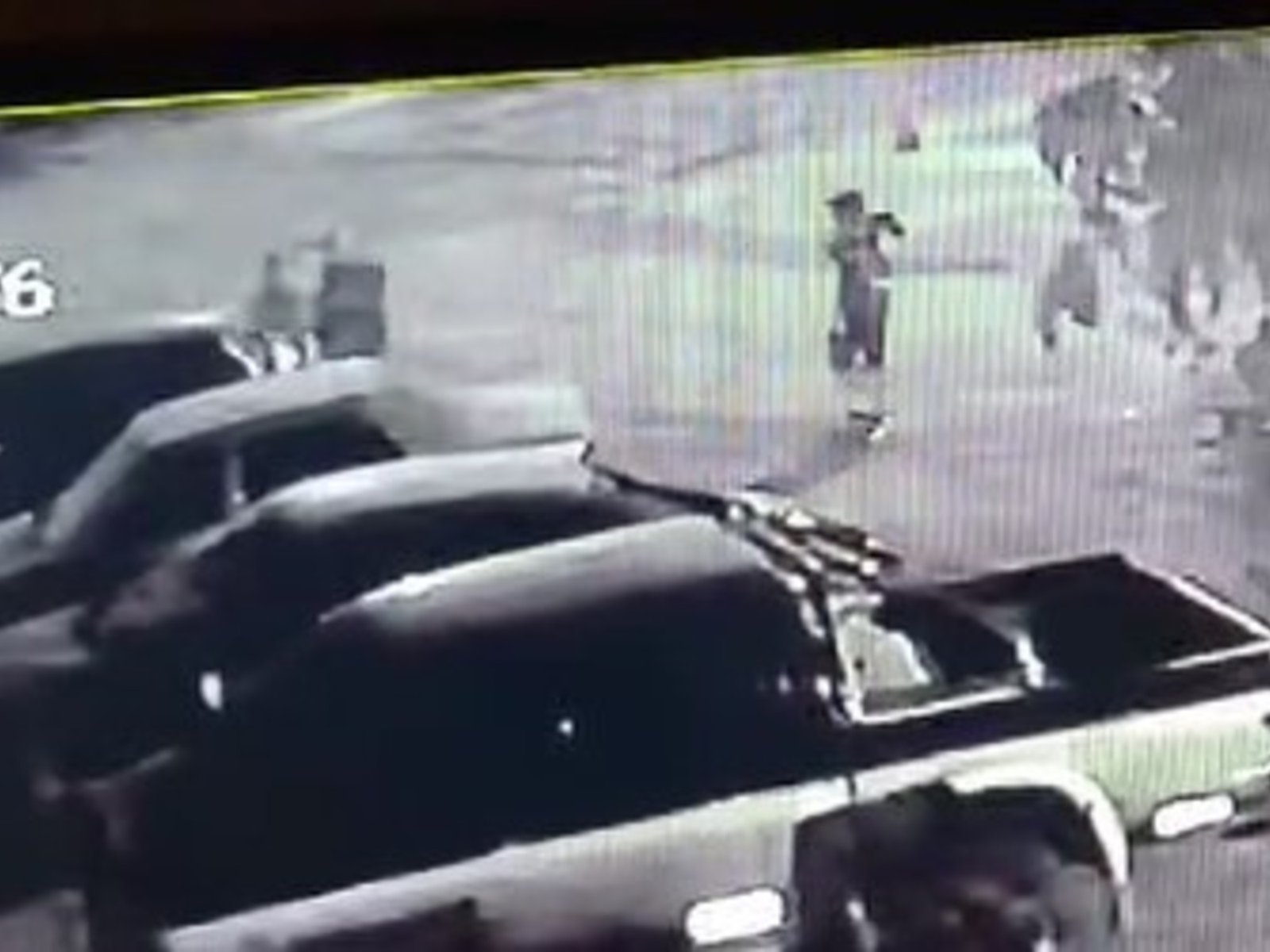 En medio de la preocupación por los incendios, filman a encapuchados prendiendo fuego a autos en El Bolsón