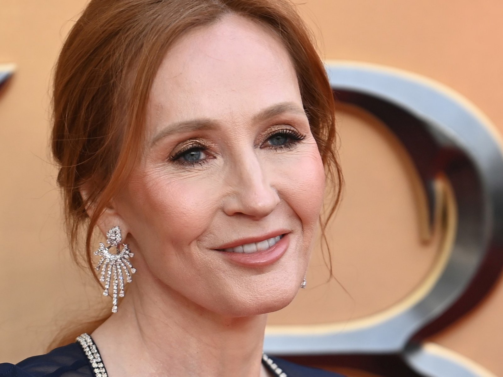 J.K. Rowling coincide con Trump y critica las políticas de identidad de género y el woke