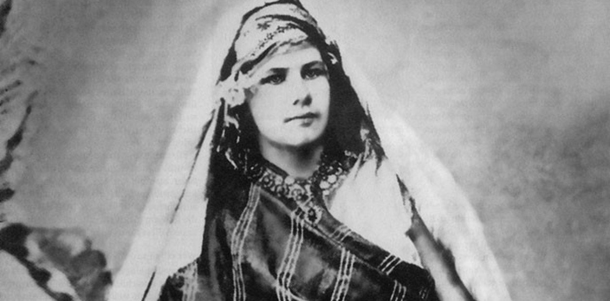 La trágica vida de la exploradora que se convirtió al Islam y describió como nadie el desierto del Sahara