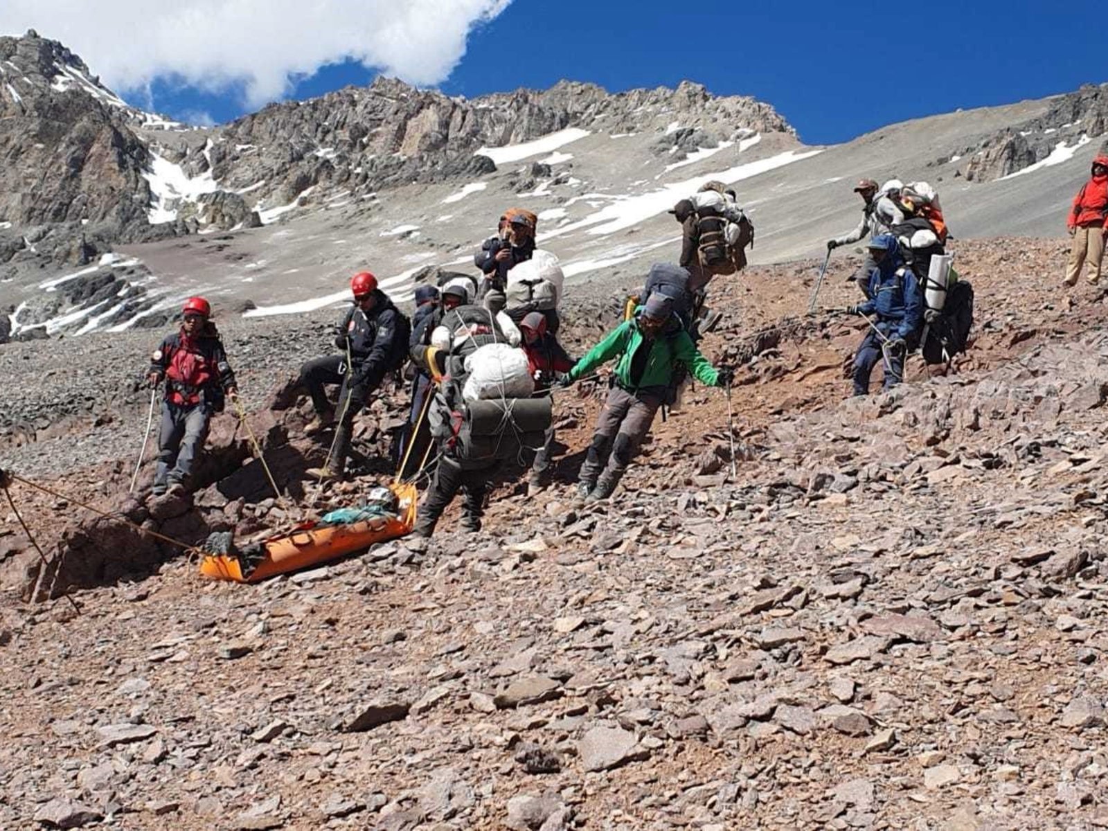 La vida de los que pelean contra la muerte en el Aconcagua