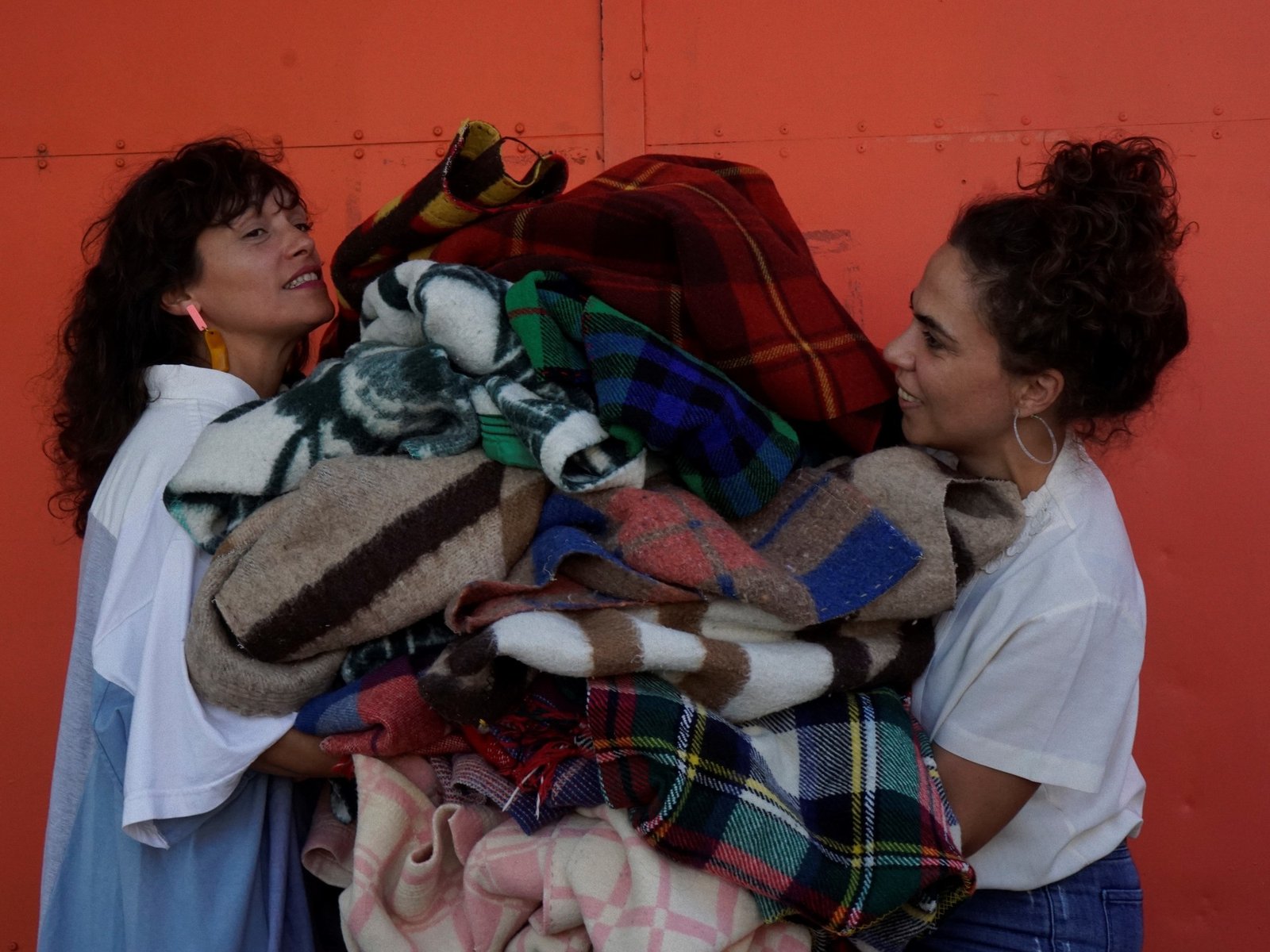 Manteles, servilletas, cortinas, sábanas y frazadas, todo vale a la hora de diseñar