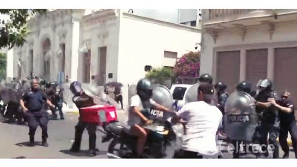 Moreno: destrozos y detenidos frente al municipio por el crimen del delivery