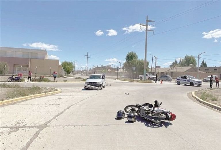 Motociclista golpeado al hospital tras fuerte choque con auto en rotonda de Trelew