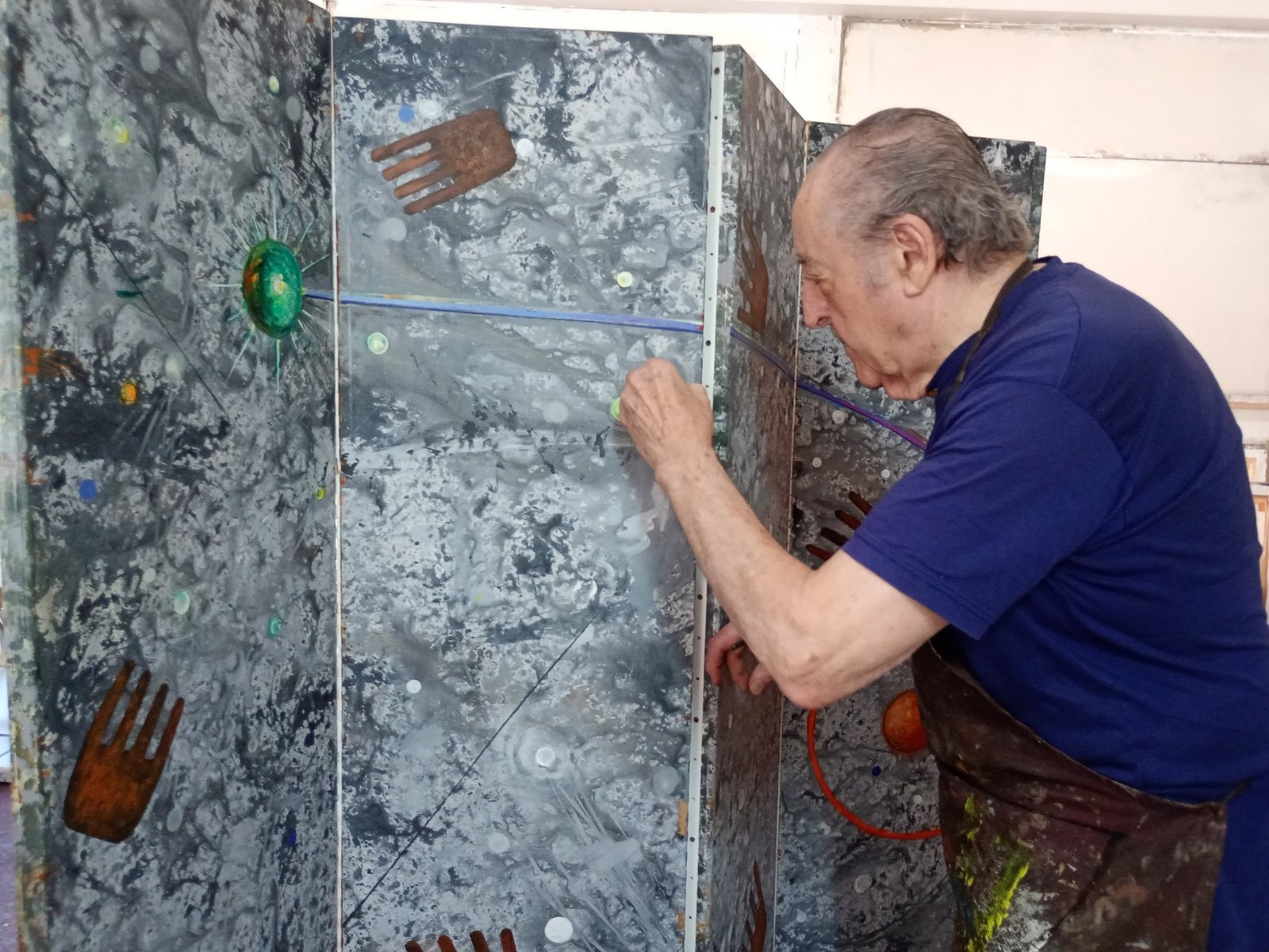 Raúl Conti, el artista argentino que pintó la Corrientes de los 60 y la Nueva York profunda de este siglo, expone en Bellas Artes