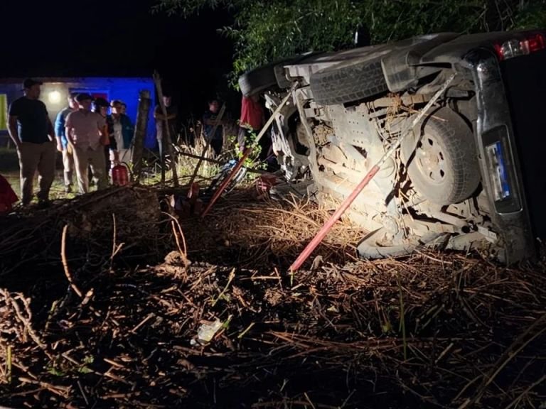 Rescataron a un hombre atrapado tras un vuelco en la Ruta 40