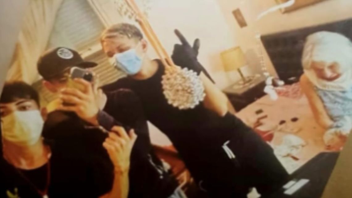 Tres delincuentes publicaron una selfie con una jubilada de 92 años luego de robarle
