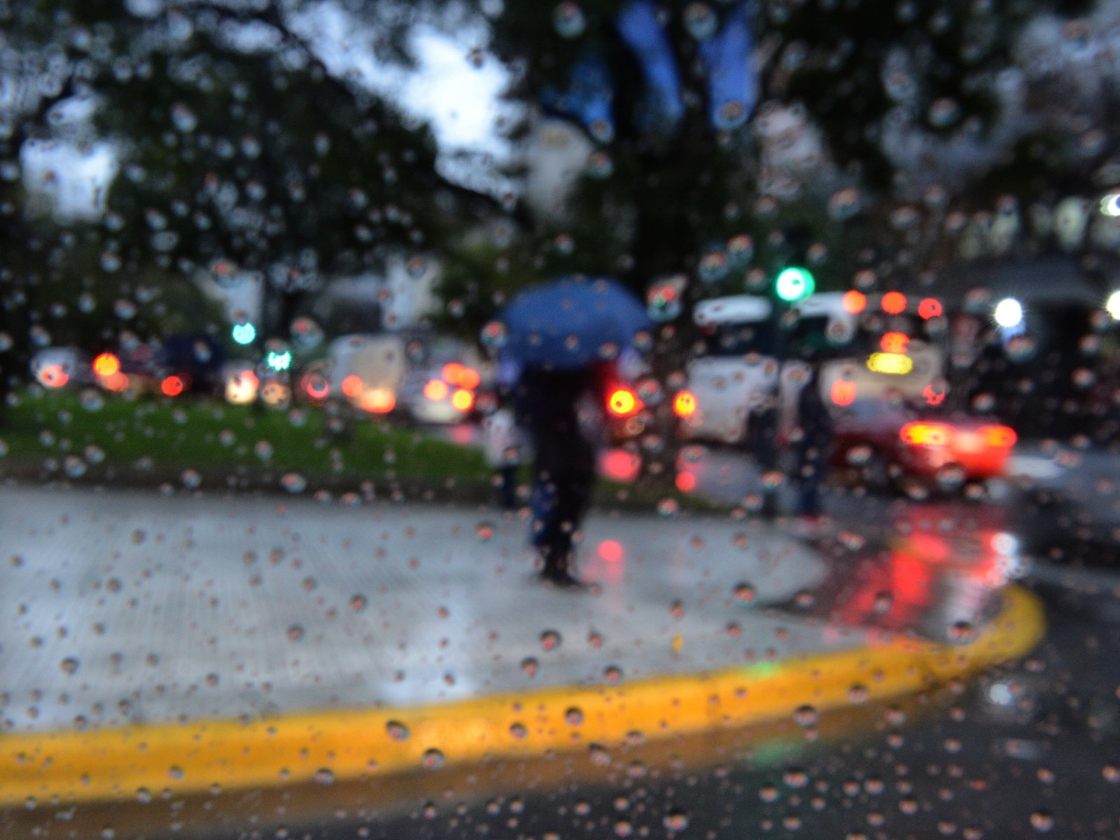 avanza un frente de tormenta y hay alertas amarillas y naranjas en 11 provincias