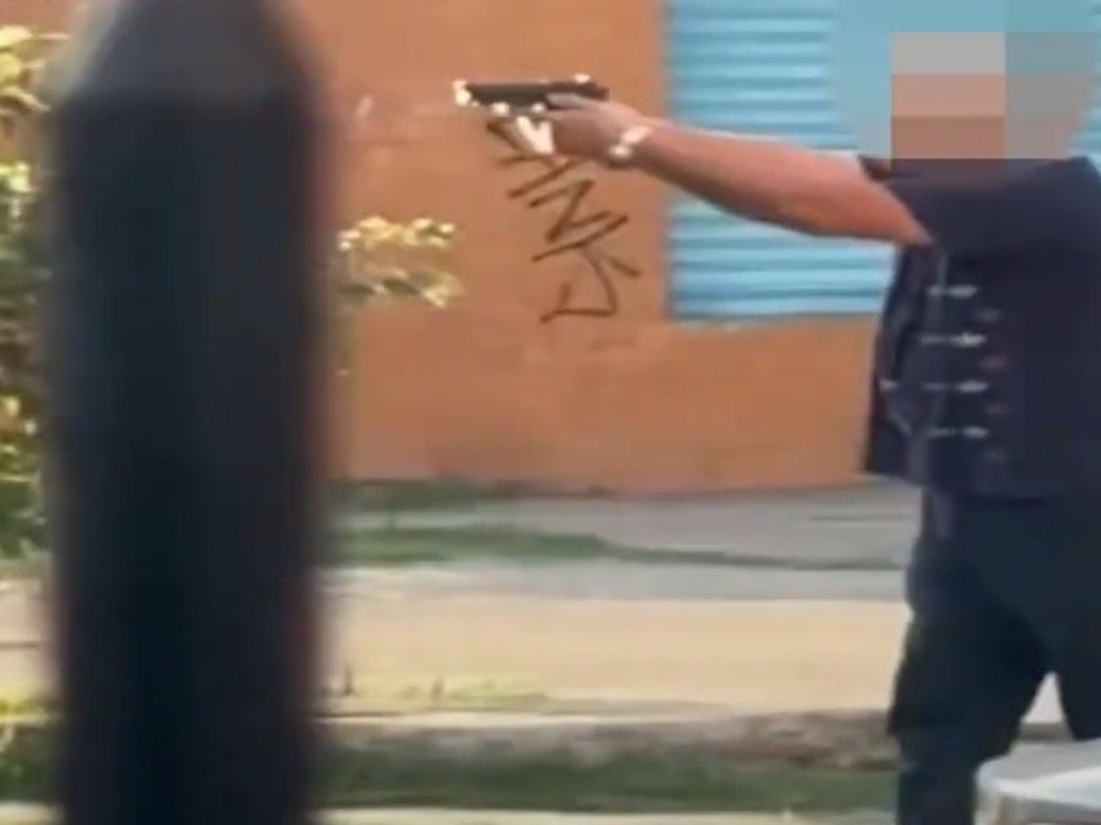 discutió con un vecino y lo atacó a tiros en medio de la calle