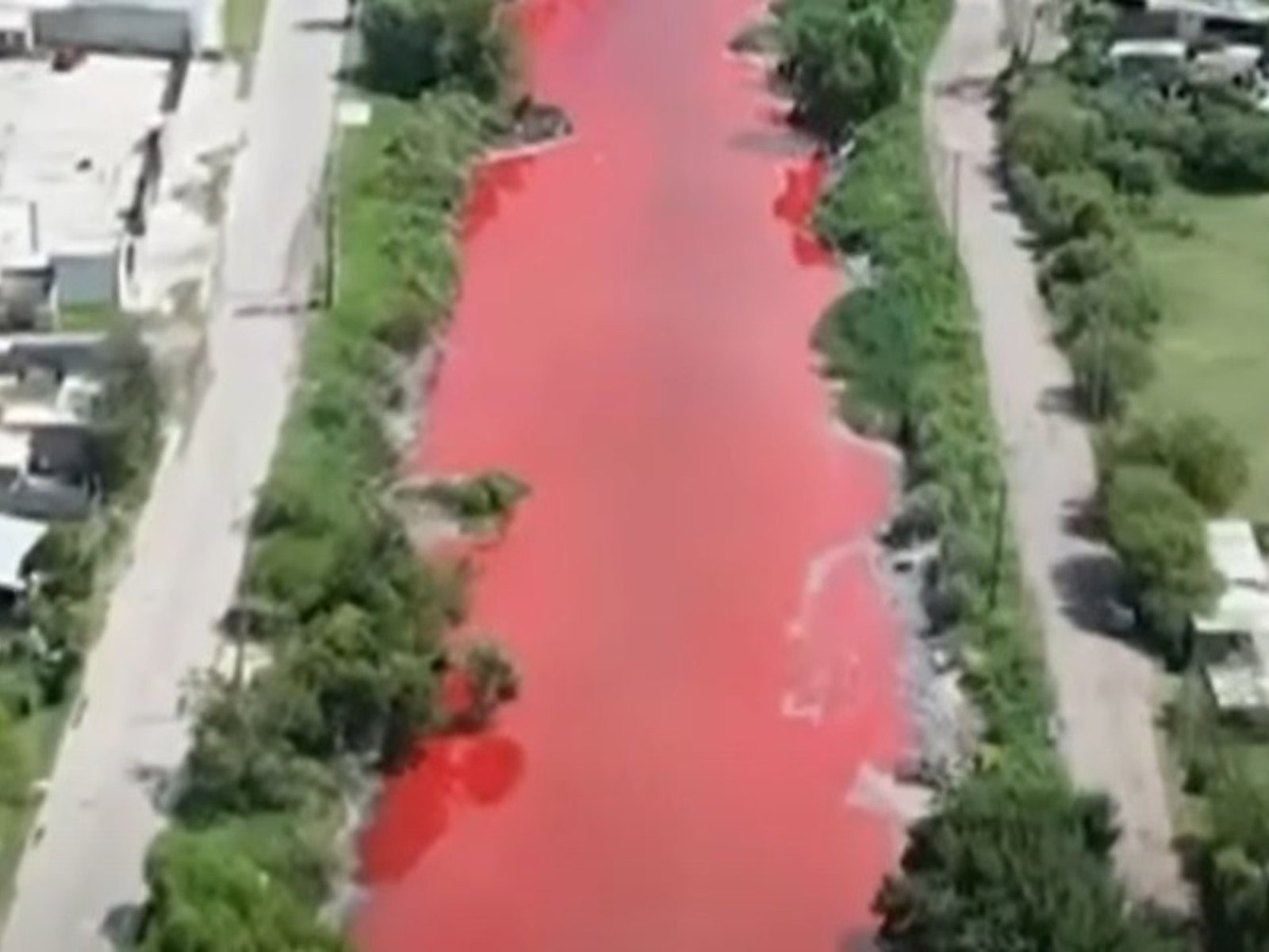 el arroyo Sarandí presentó un alarmante color rojo y hay preocupación entre los vecinos