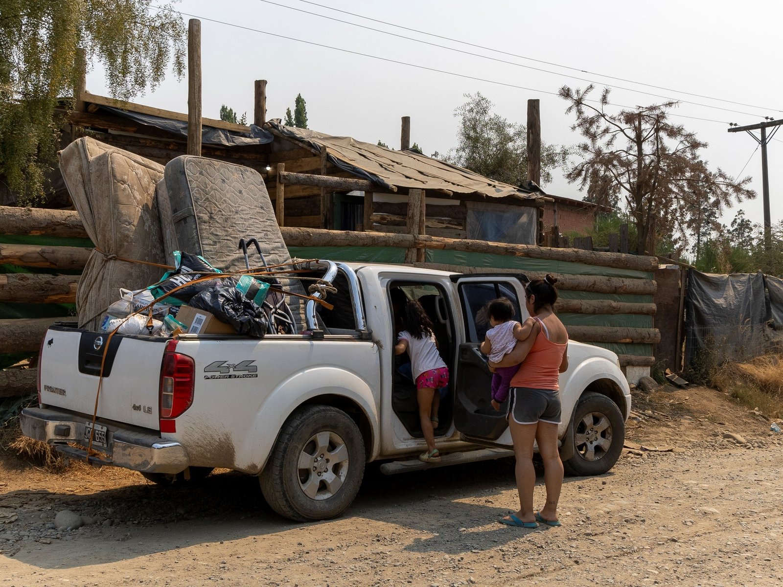el drama de tener que elegir qué salvar y los que resisten en sus casas hasta el final