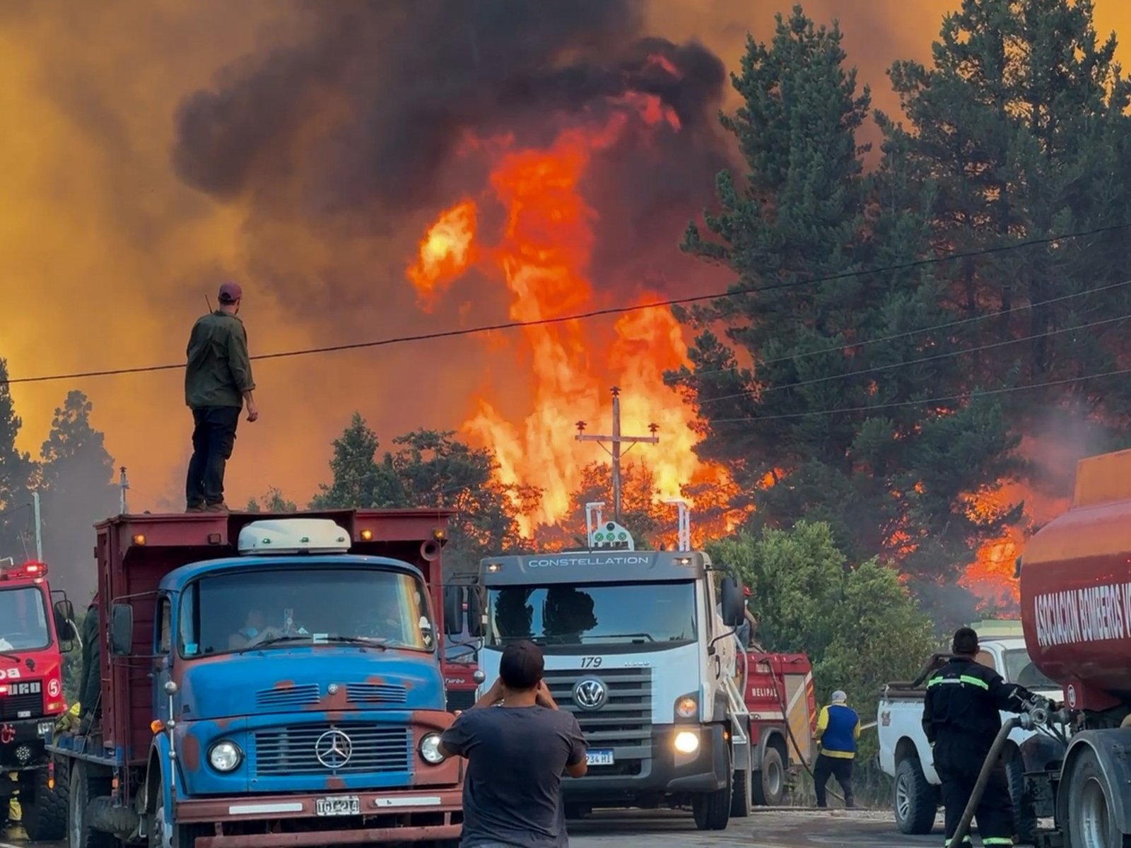 identificaron a los presuntos responsables de iniciar el fuego pero escaparon en camioneta